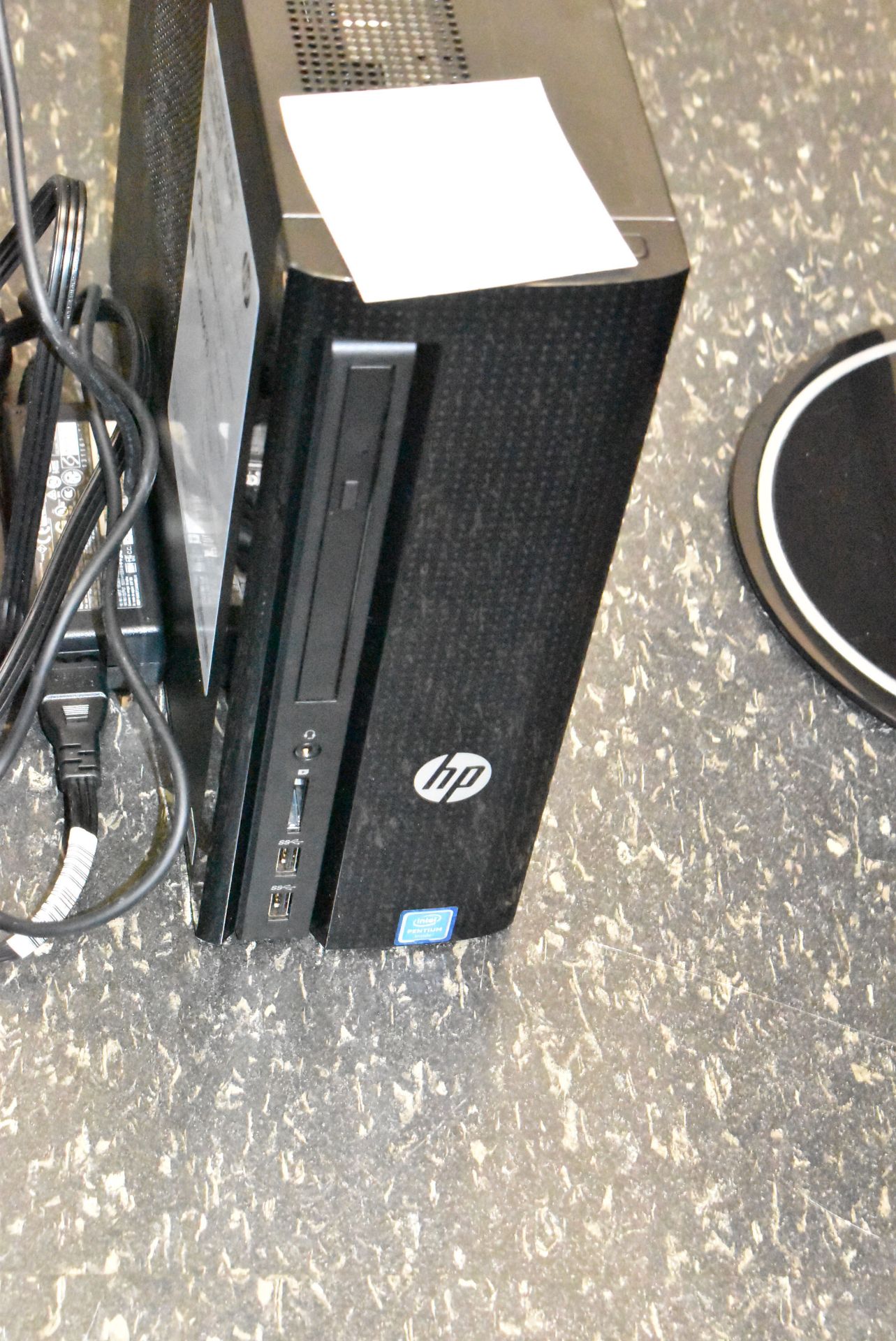 LOT/ HP DESKTOP COMPUTER WITH VIEWSONIC MONITOR - Image 2 of 2