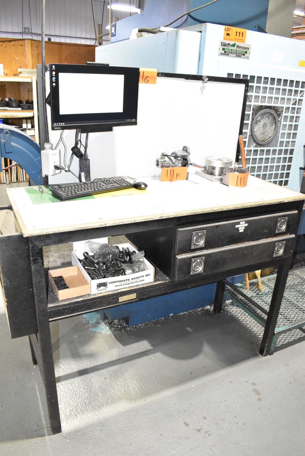 LOT/ WORKBENCH WITH LENOVO THINKCENTRE COMPUTER