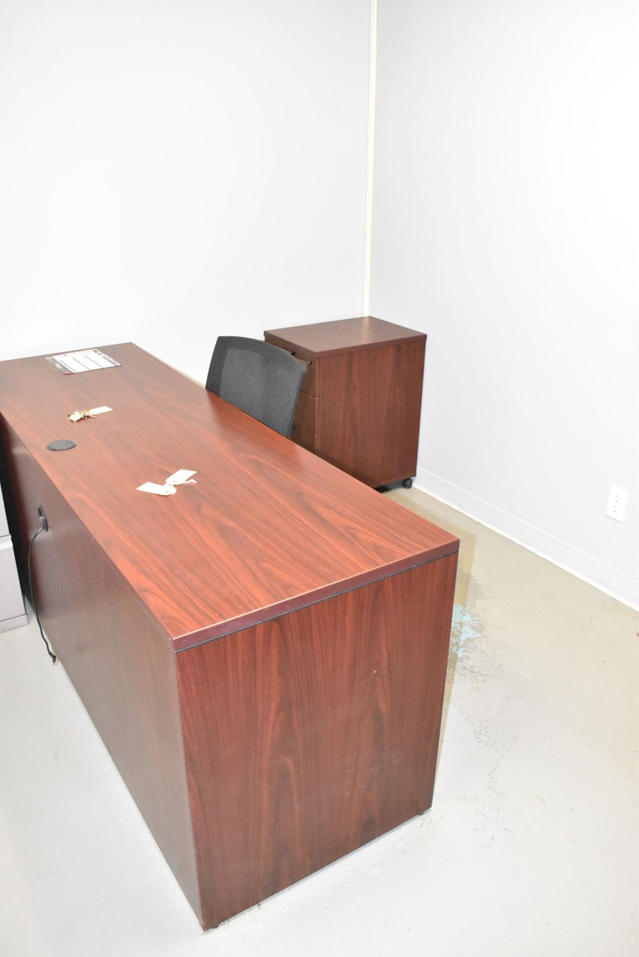 LOT/ DESKS & CHAIRS - Image 4 of 4