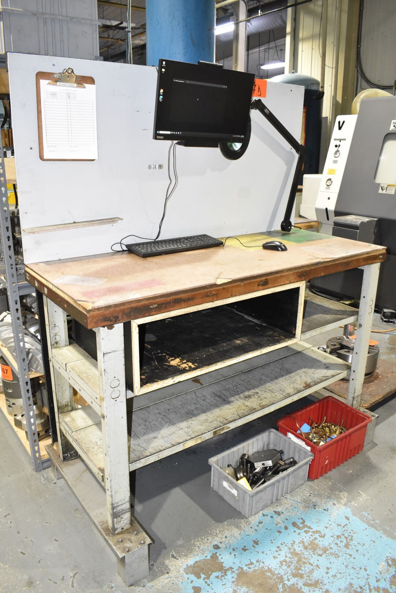LOT/ WORKBENCH WITH LENOVO THINKCENTRE COMPUTER