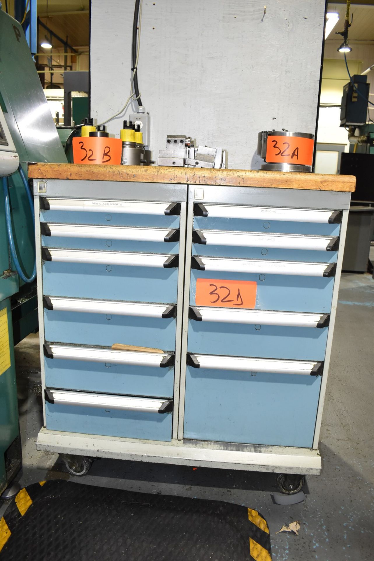 LOT/ ROLLING TOOLBOX WITH MACHINE SUPPLIES