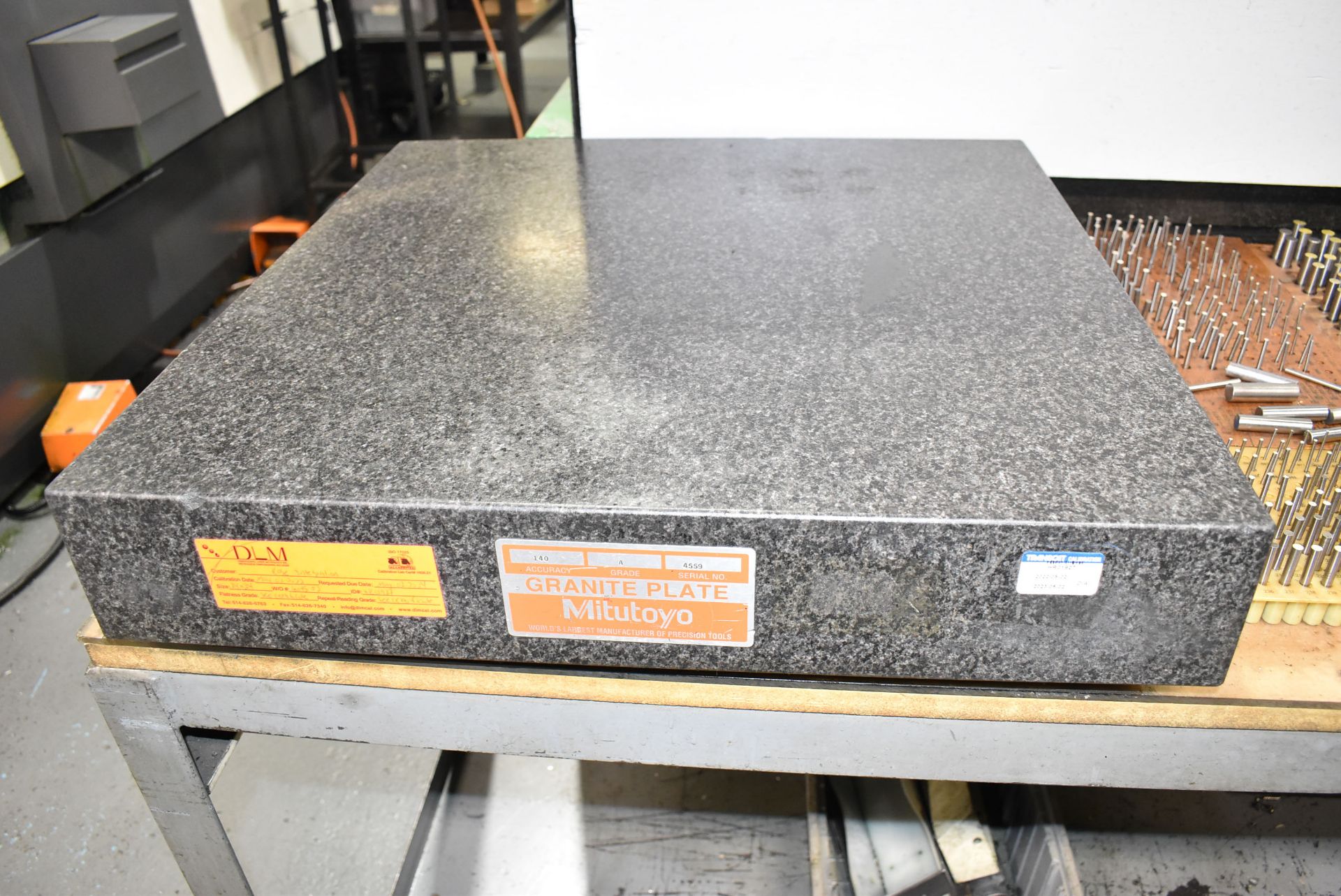 MITUTOYO 24" X 24" X 4" GRANITE SURFACE PLATE, S/N 4559 - Bild 2 aus 4