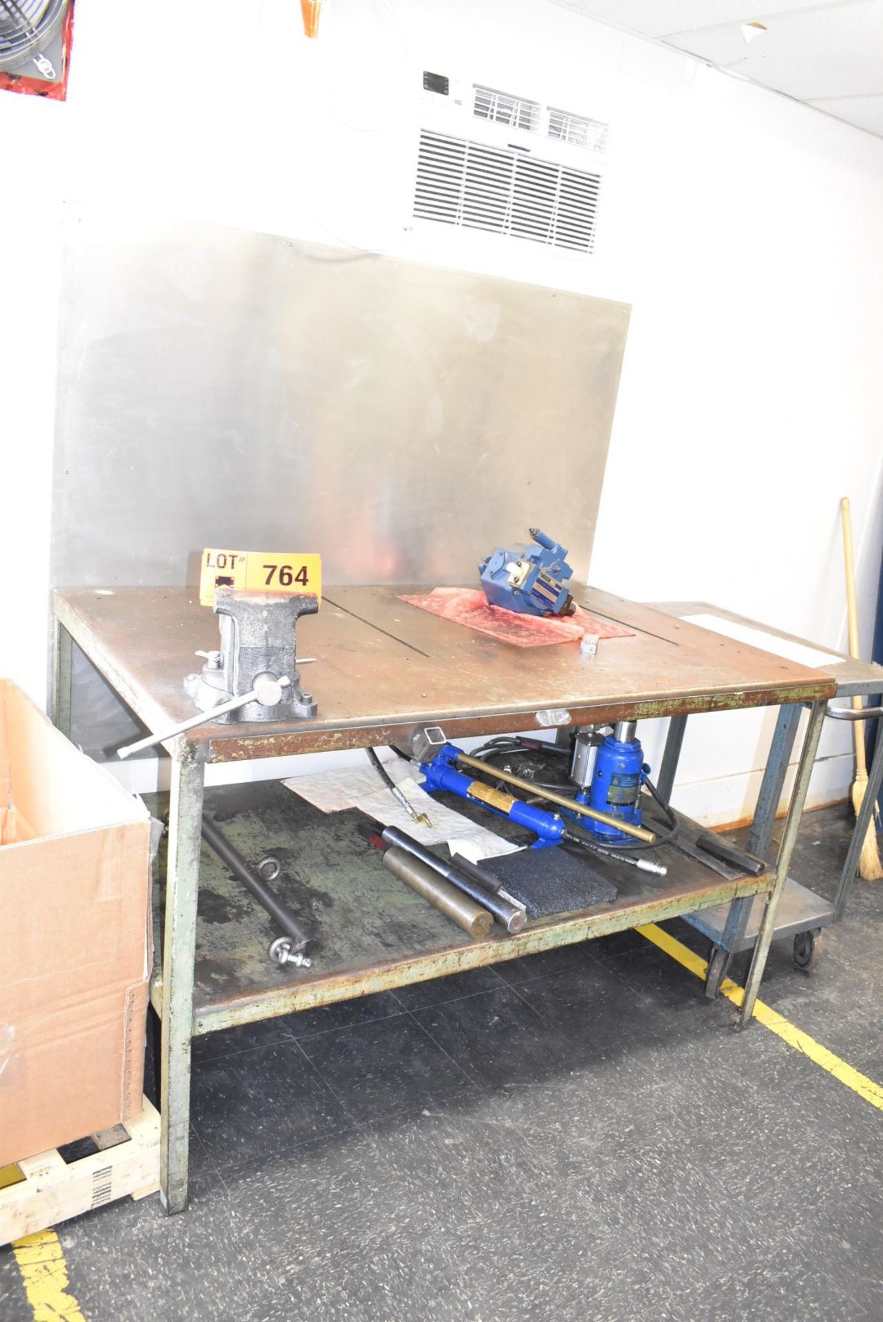 LOT/ WORKBENCH WITH HYDRAULIC CYLINDERS & 6" VISE