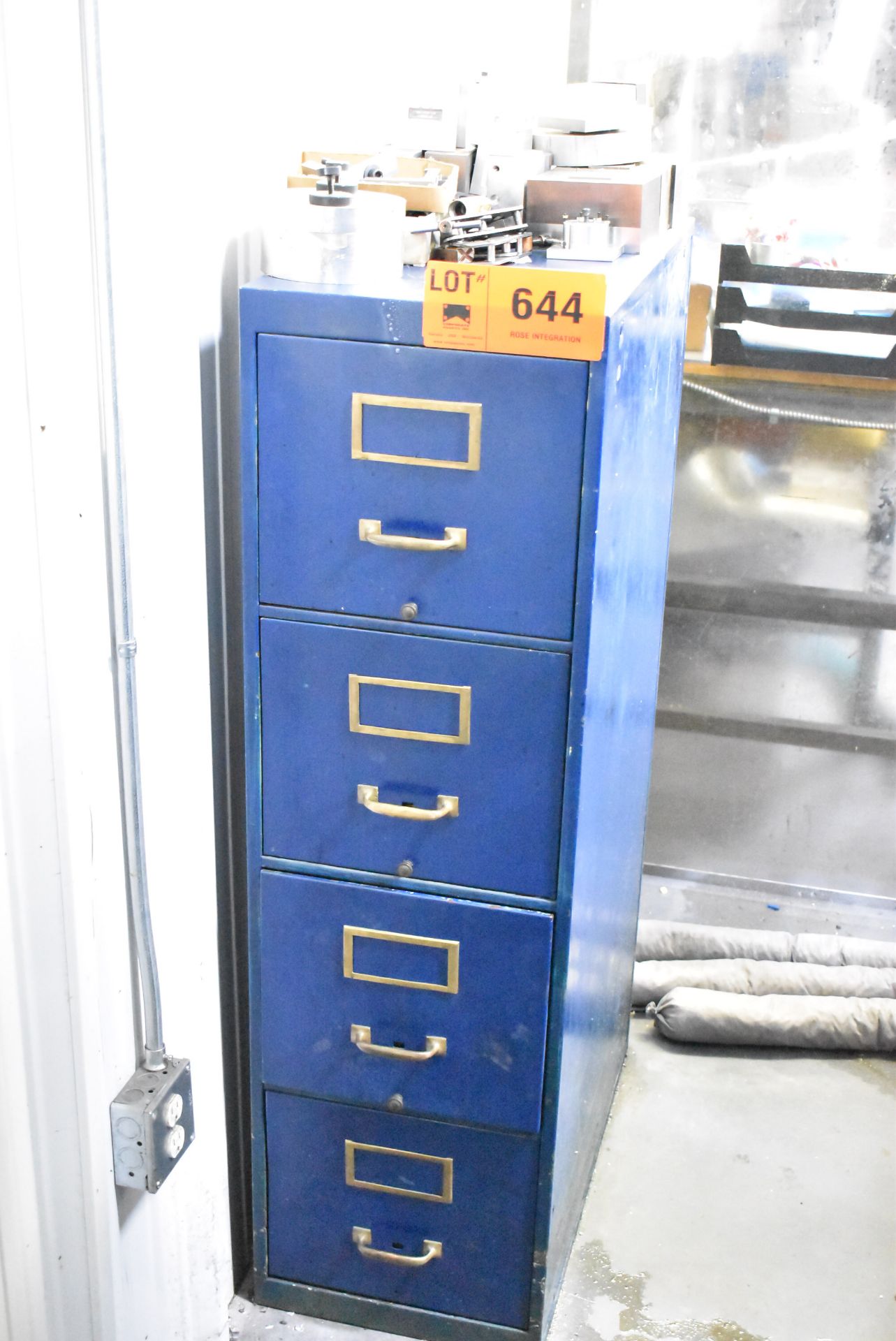 LOT/ CABINET WITH CONTENTS CONSISTING OF FIXTURES & PLATES