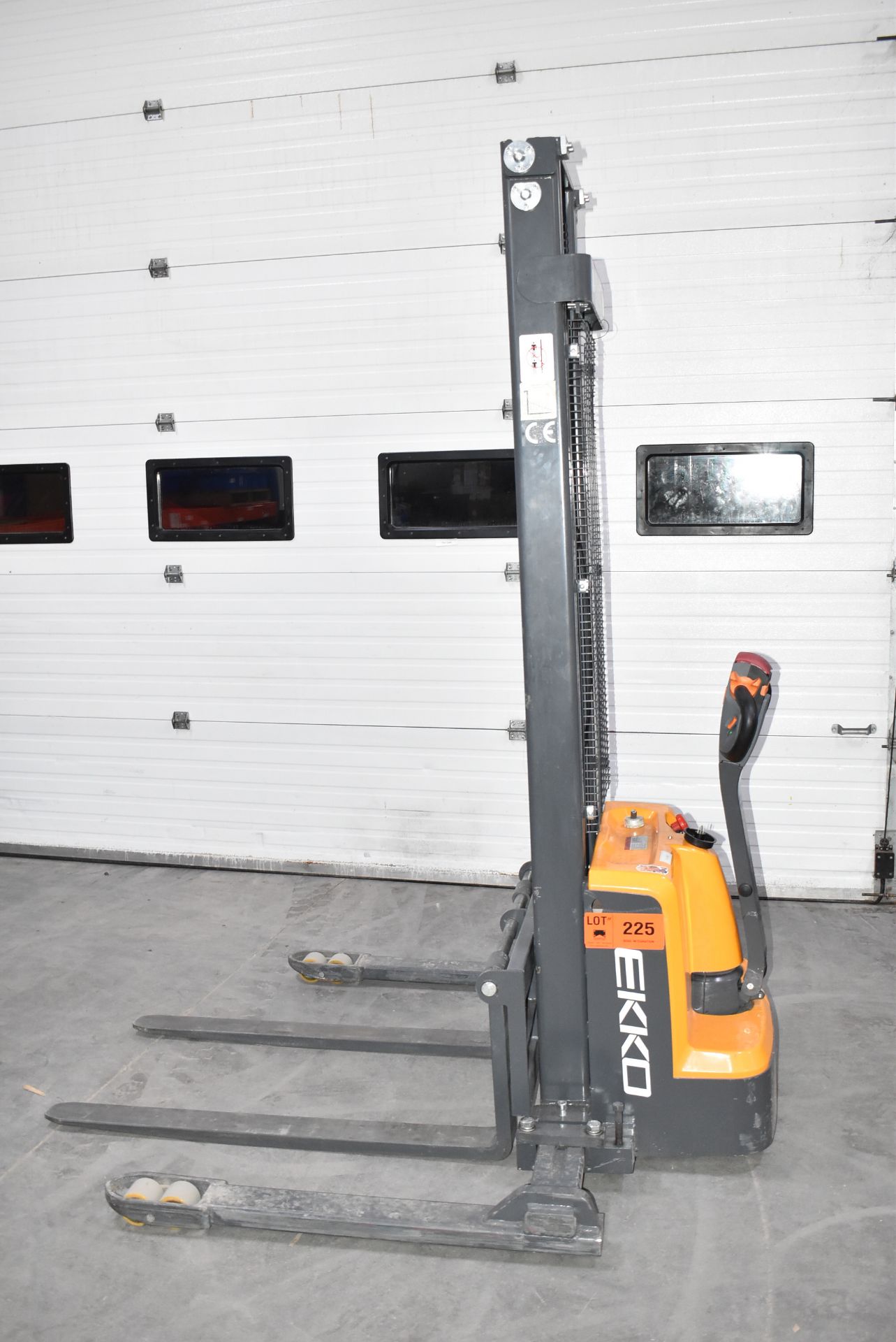 EKKO EB13E-138 24V ELECTRIC PALLET STACKER WITH 2,800 LB LIFTING CAPACITY, 138" MAXIMUM LIFT HEIGHT, - Image 2 of 5