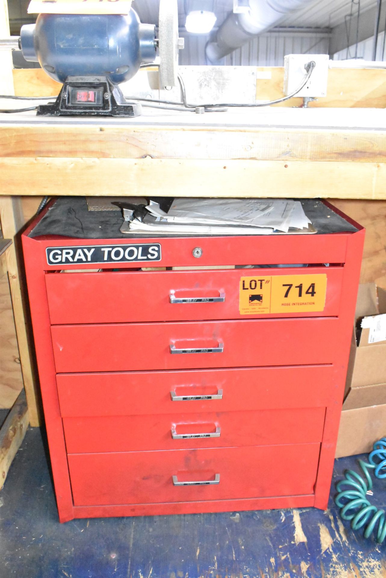 LOT/ GRAY TOOLS TOOLBOX WITH HAND TOOLS