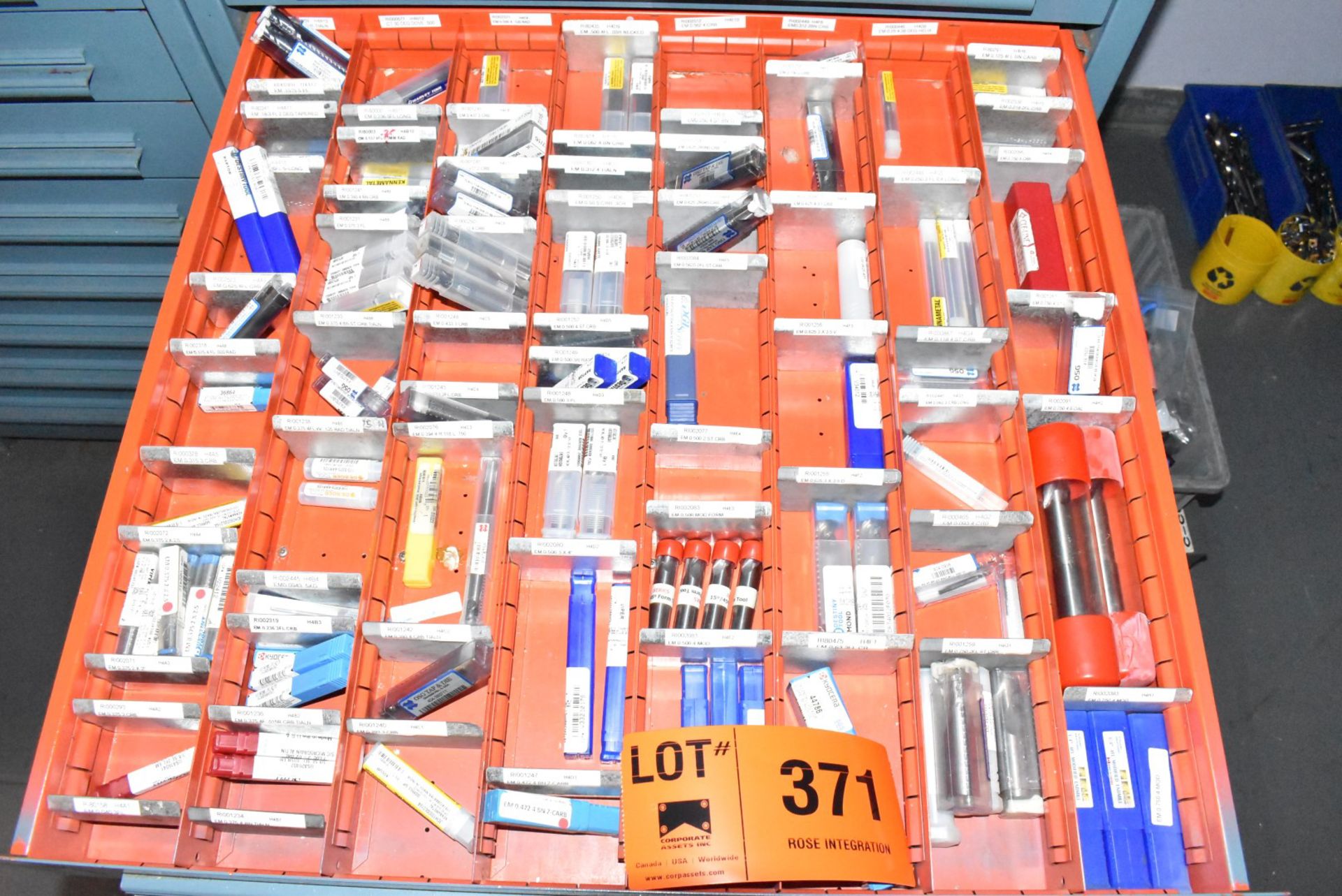 LOT/ CONTENTS OF CABINET CONSISTING OF CUTTING TOOLS, CARBIDE INSERTS, DRILLS & ABRASIVES - Image 4 of 10