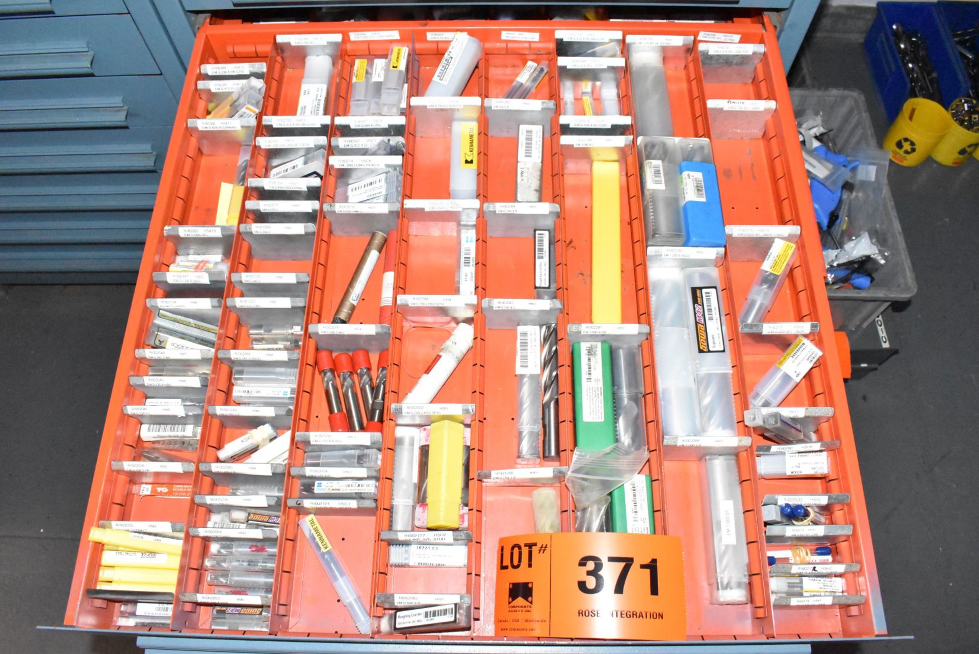 LOT/ CONTENTS OF CABINET CONSISTING OF CUTTING TOOLS, CARBIDE INSERTS, DRILLS & ABRASIVES - Image 5 of 10