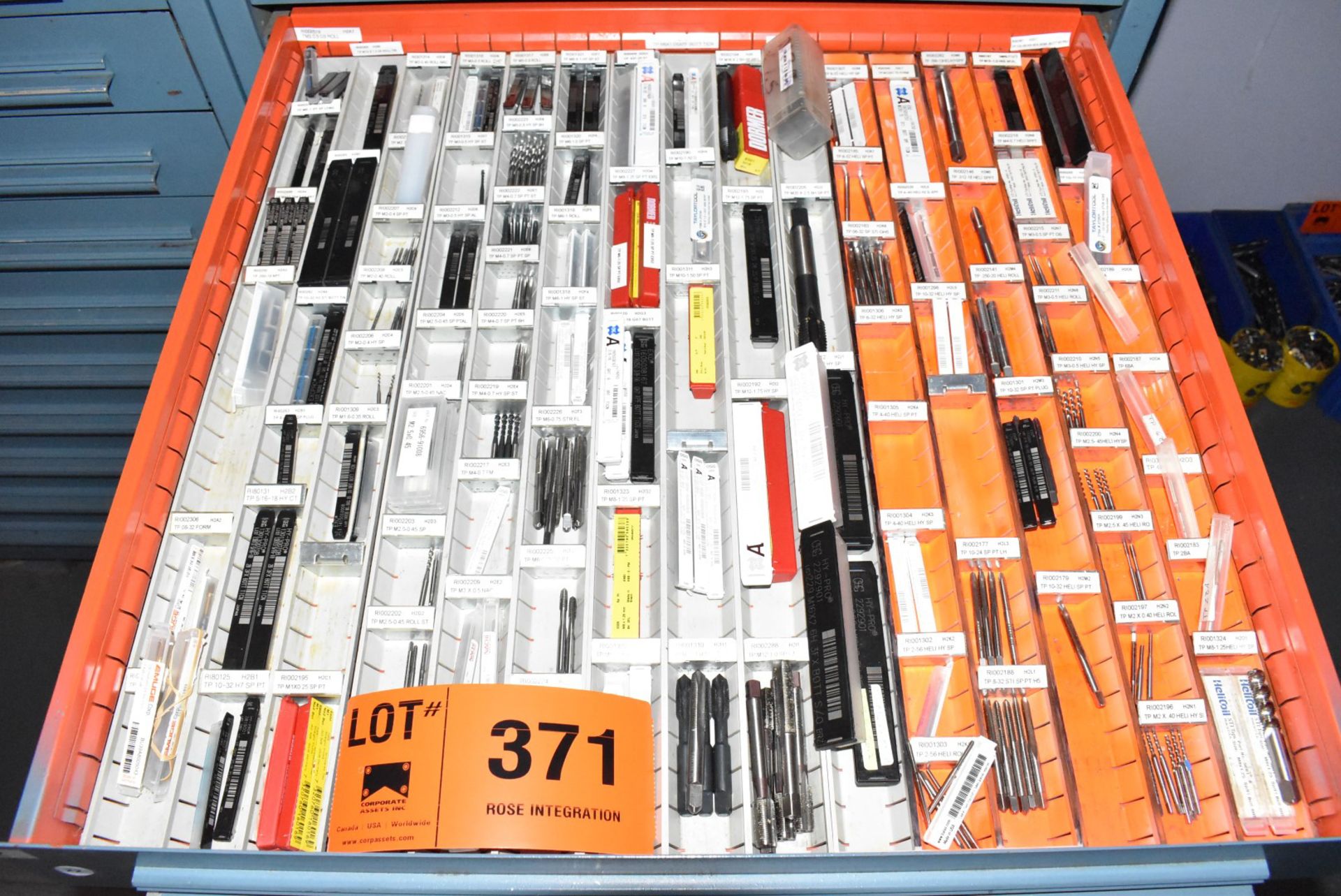 LOT/ CONTENTS OF CABINET CONSISTING OF CUTTING TOOLS, CARBIDE INSERTS, DRILLS & ABRASIVES - Image 2 of 10