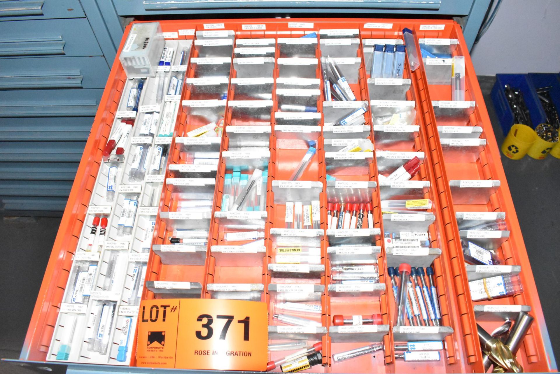 LOT/ CONTENTS OF CABINET CONSISTING OF CUTTING TOOLS, CARBIDE INSERTS, DRILLS & ABRASIVES - Image 3 of 10