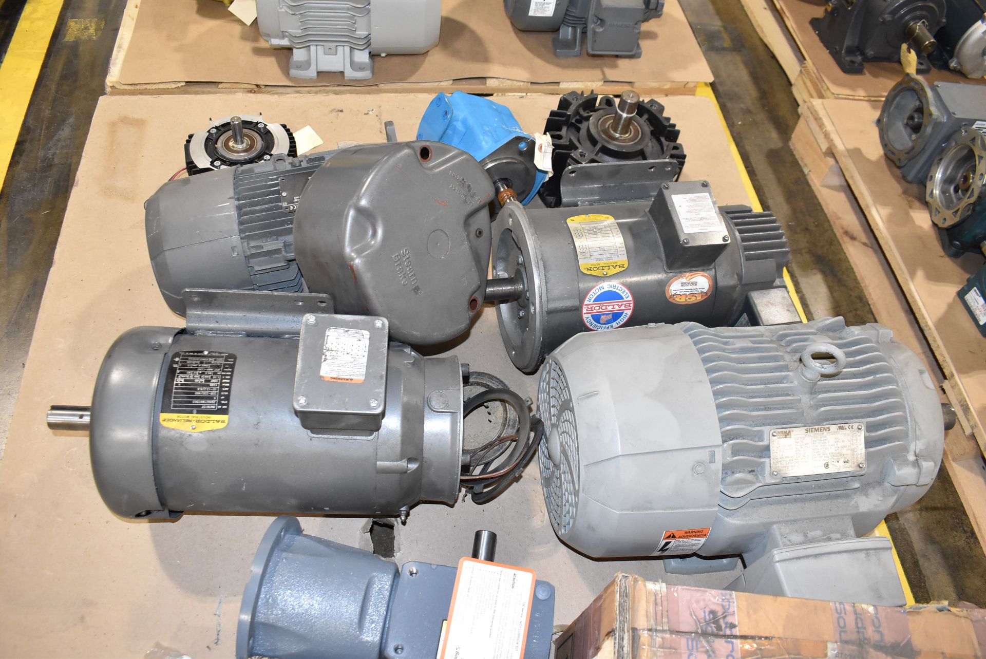 LOT/ CONTENTS OF PALLET ELECTRIC MOTORS AND GEAR BOXES - Image 3 of 4