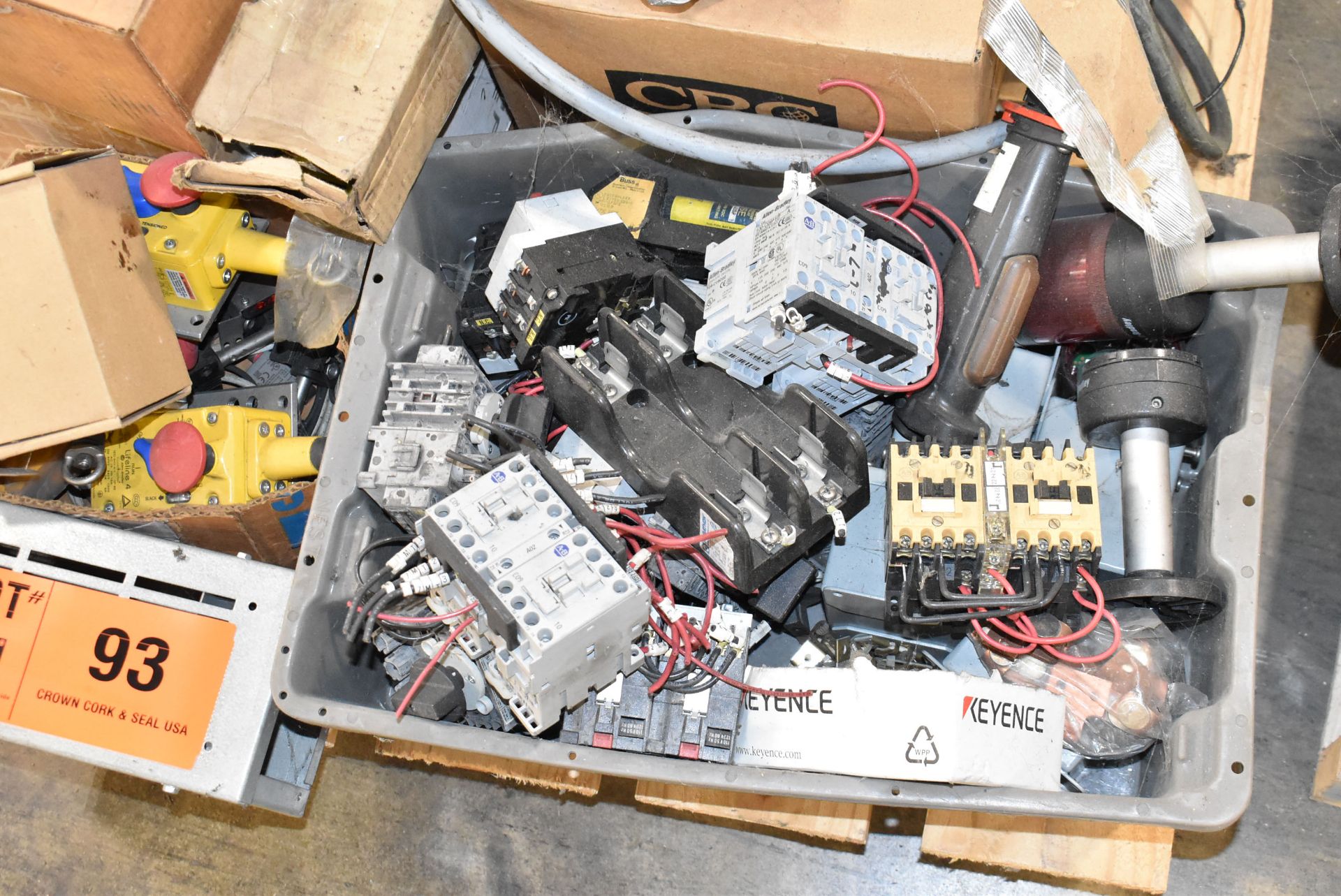 LOT/ ELECTRICAL COMPONENTS - Image 2 of 4