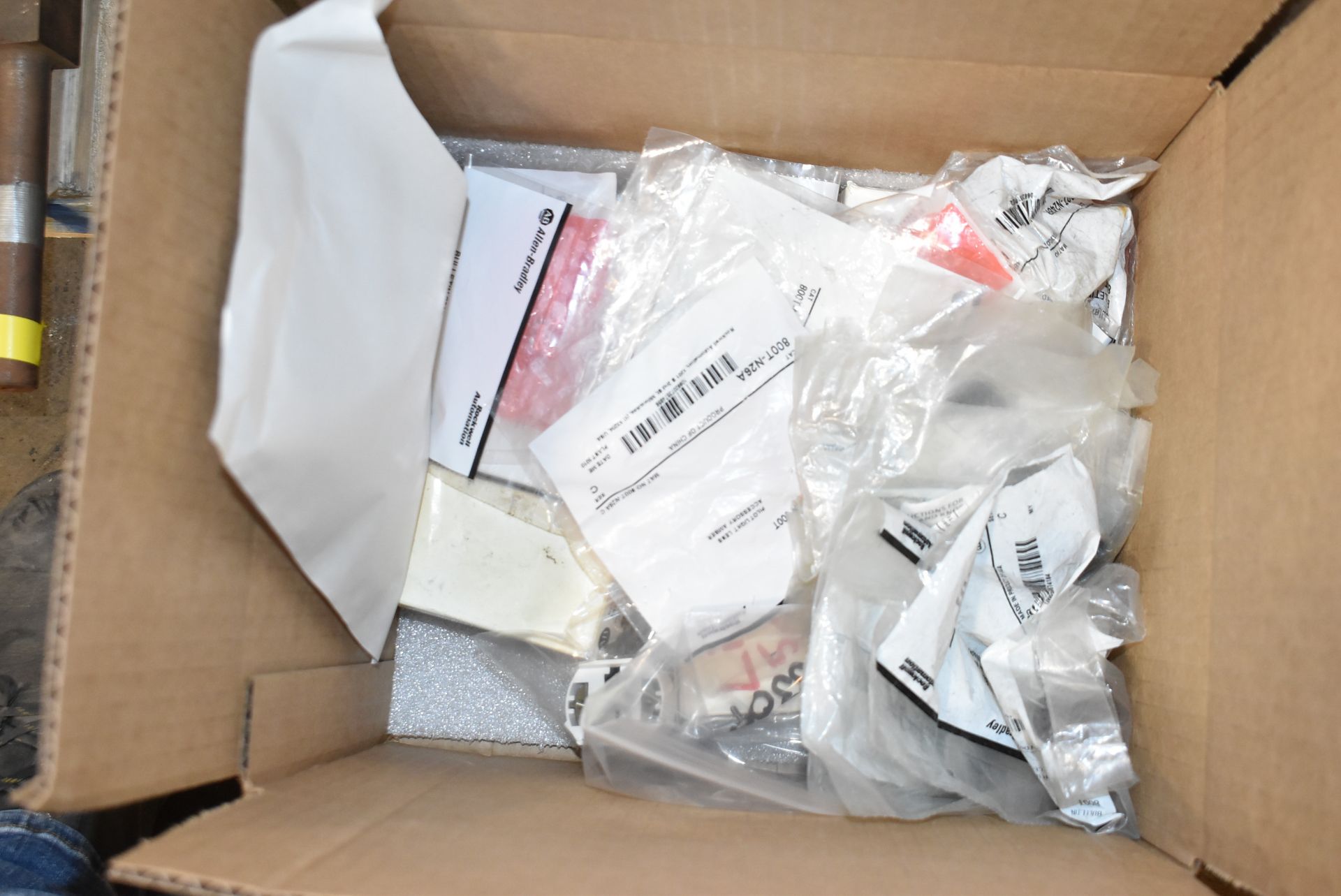 LOT/ CONTENTS OF PALLET ALLEN BRADLEY POWER FLEX DRIVES, SWITCHES AND PARTS - Image 8 of 10