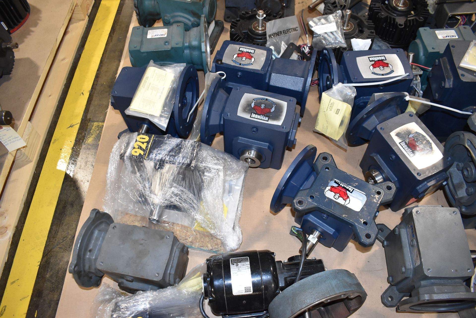 LOT/ CONTENTS OF PALLET ELECTRIC MOTORS AND GEAR BOXES - Image 3 of 4