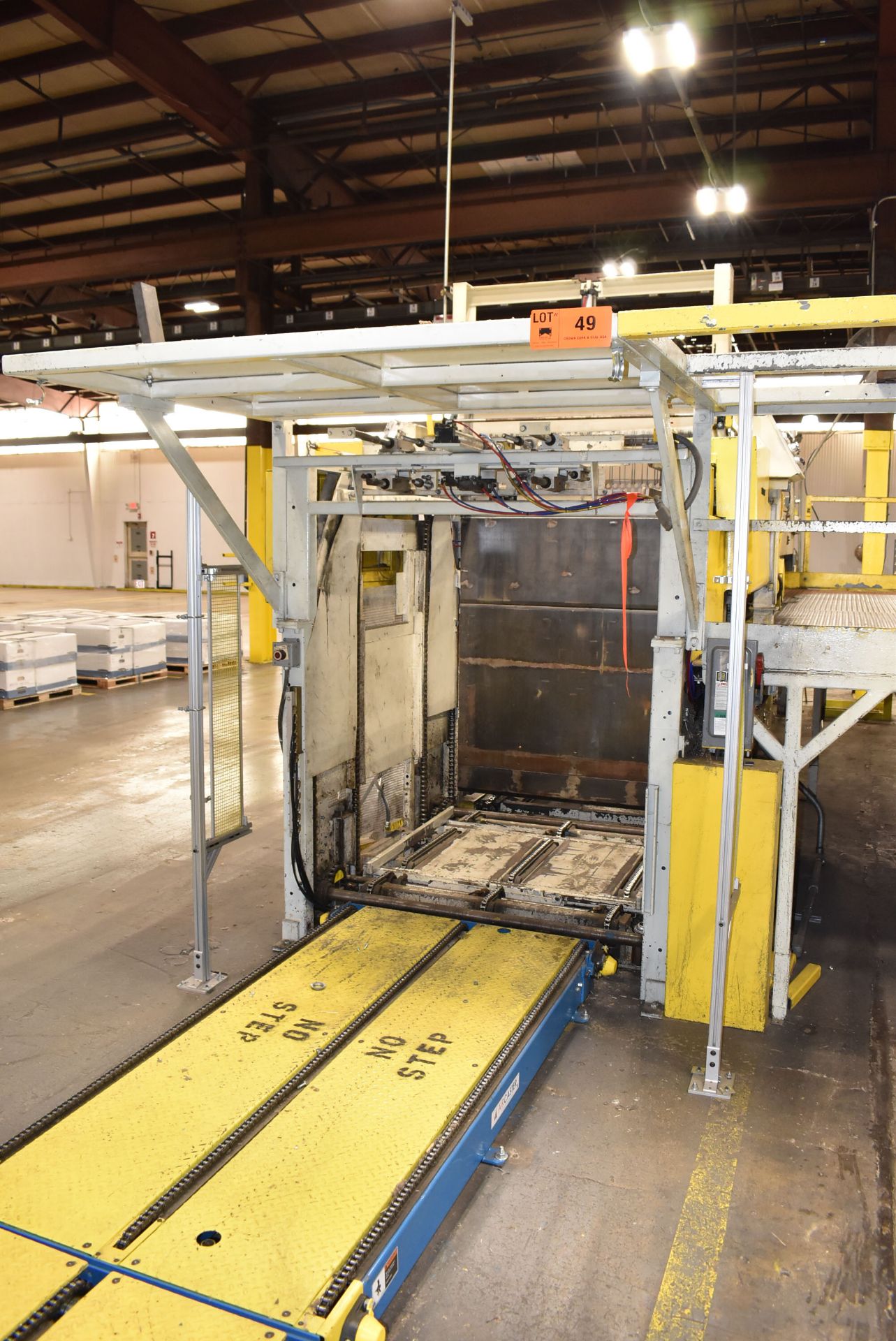 GOULDCO PALLITIZING SYSTEM WITH 48"X204" CAN LOADING BELT CONVEYOR, 48"X56" PNEUMATIC CAN SWEEP, - Image 4 of 26