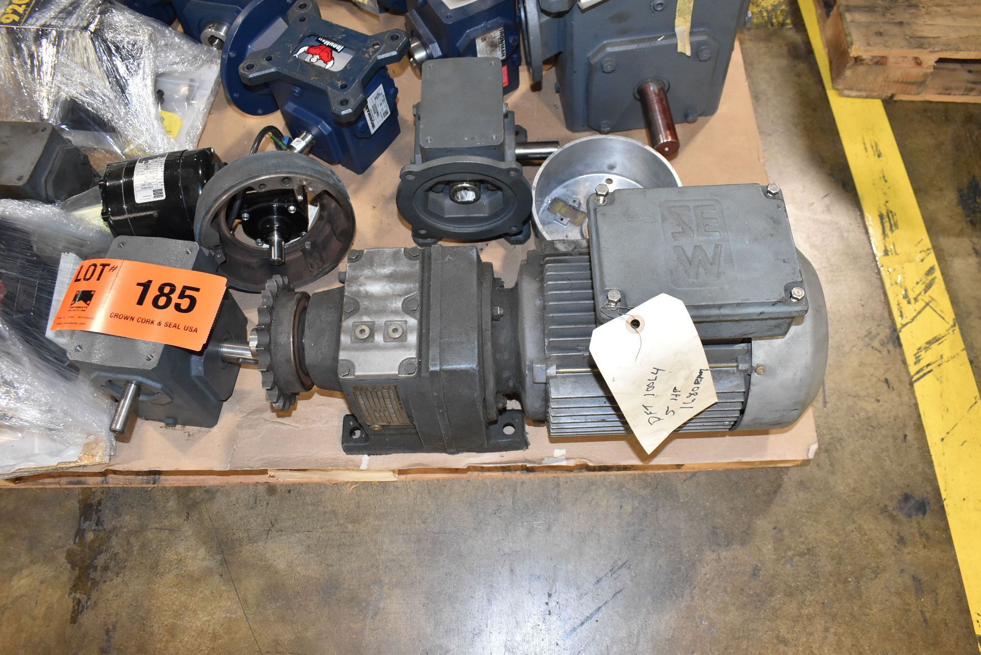 LOT/ CONTENTS OF PALLET ELECTRIC MOTORS AND GEAR BOXES - Image 2 of 4