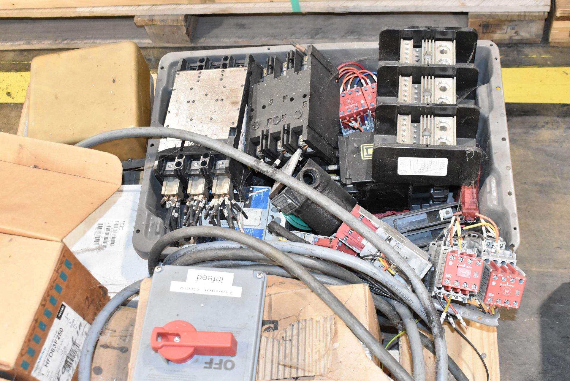 LOT/ ELECTRICAL COMPONENTS - Image 3 of 4