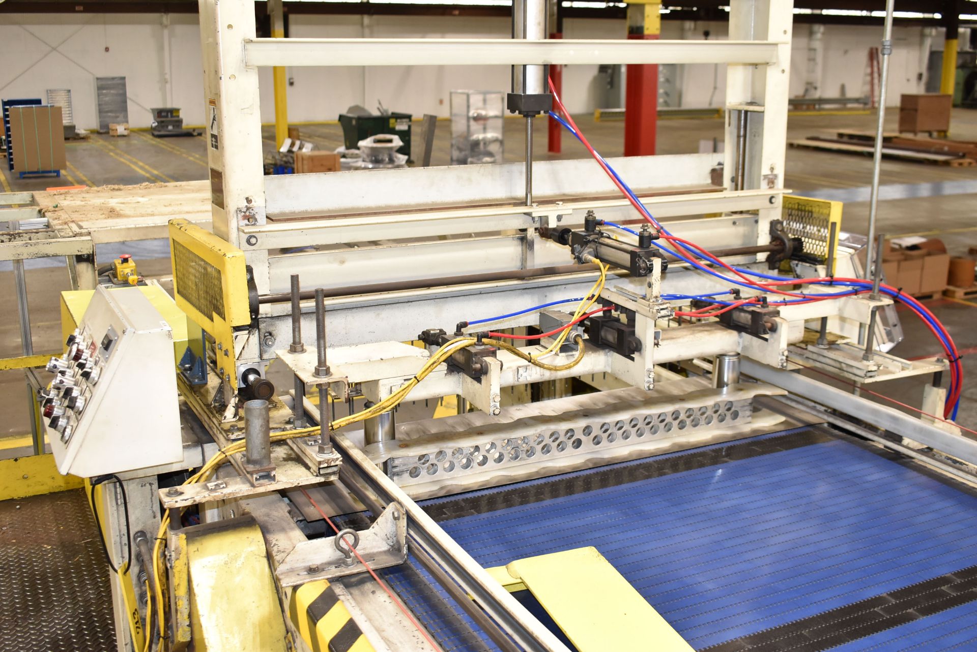 GOULDCO PALLITIZING SYSTEM WITH 48"X204" CAN LOADING BELT CONVEYOR, 48"X56" PNEUMATIC CAN SWEEP, - Image 10 of 26