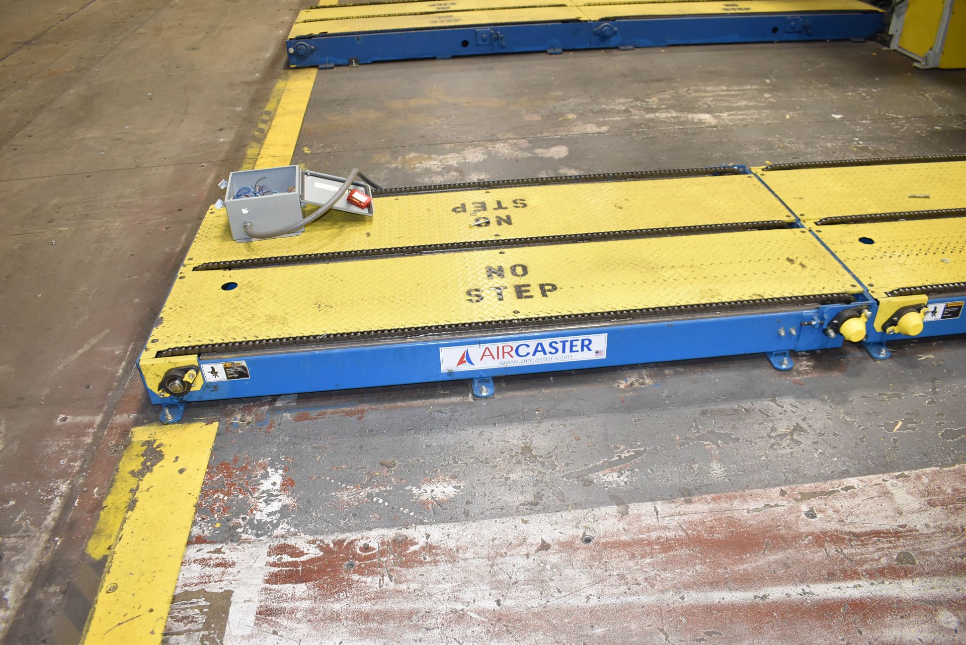 GOULDCO PALLITIZING SYSTEM WITH 48"X56" PNEUMATIC LIFT PALLET LOADER, 48"X204" CAN LOADING BELT - Image 4 of 27