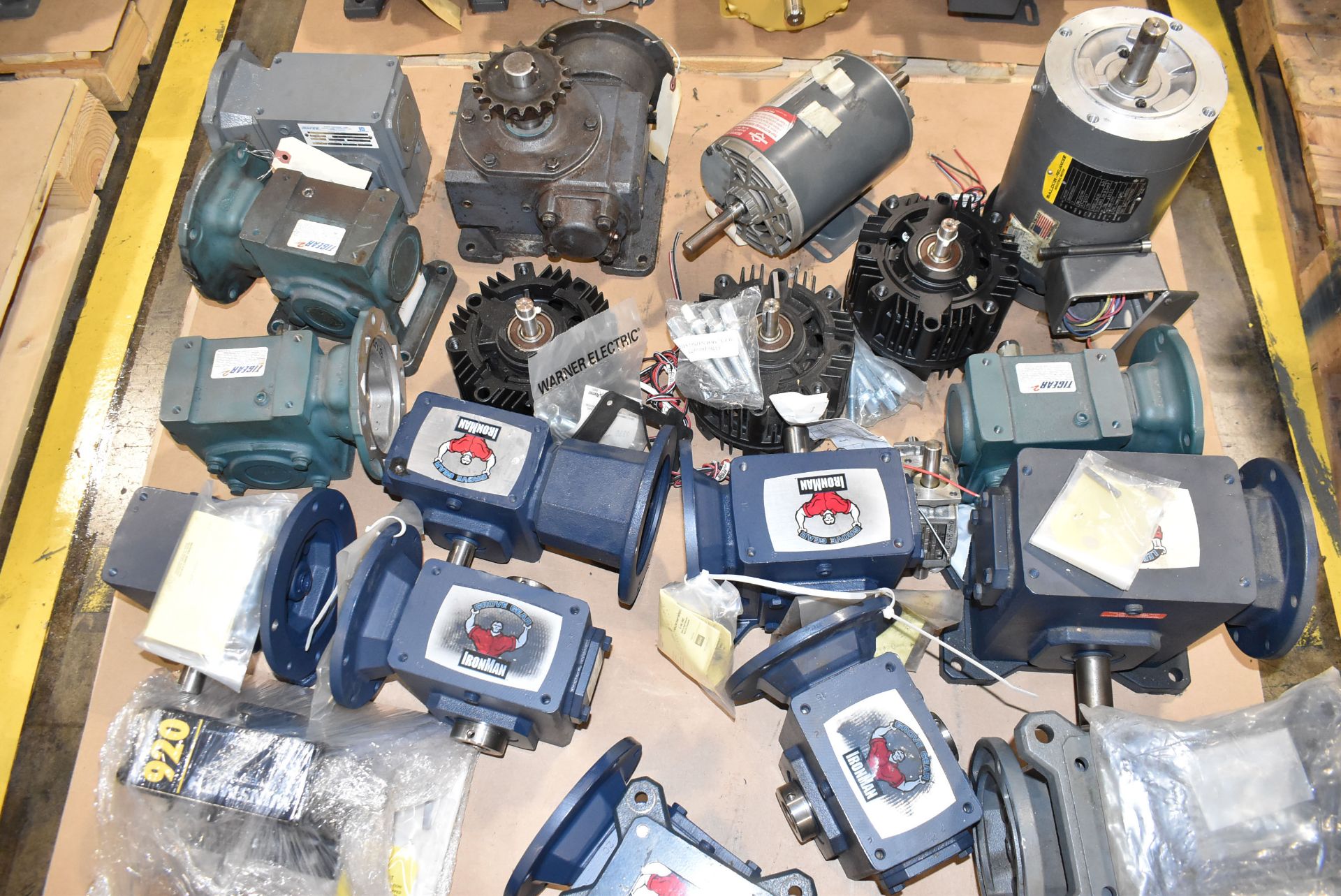 LOT/ CONTENTS OF PALLET ELECTRIC MOTORS AND GEAR BOXES - Image 4 of 4