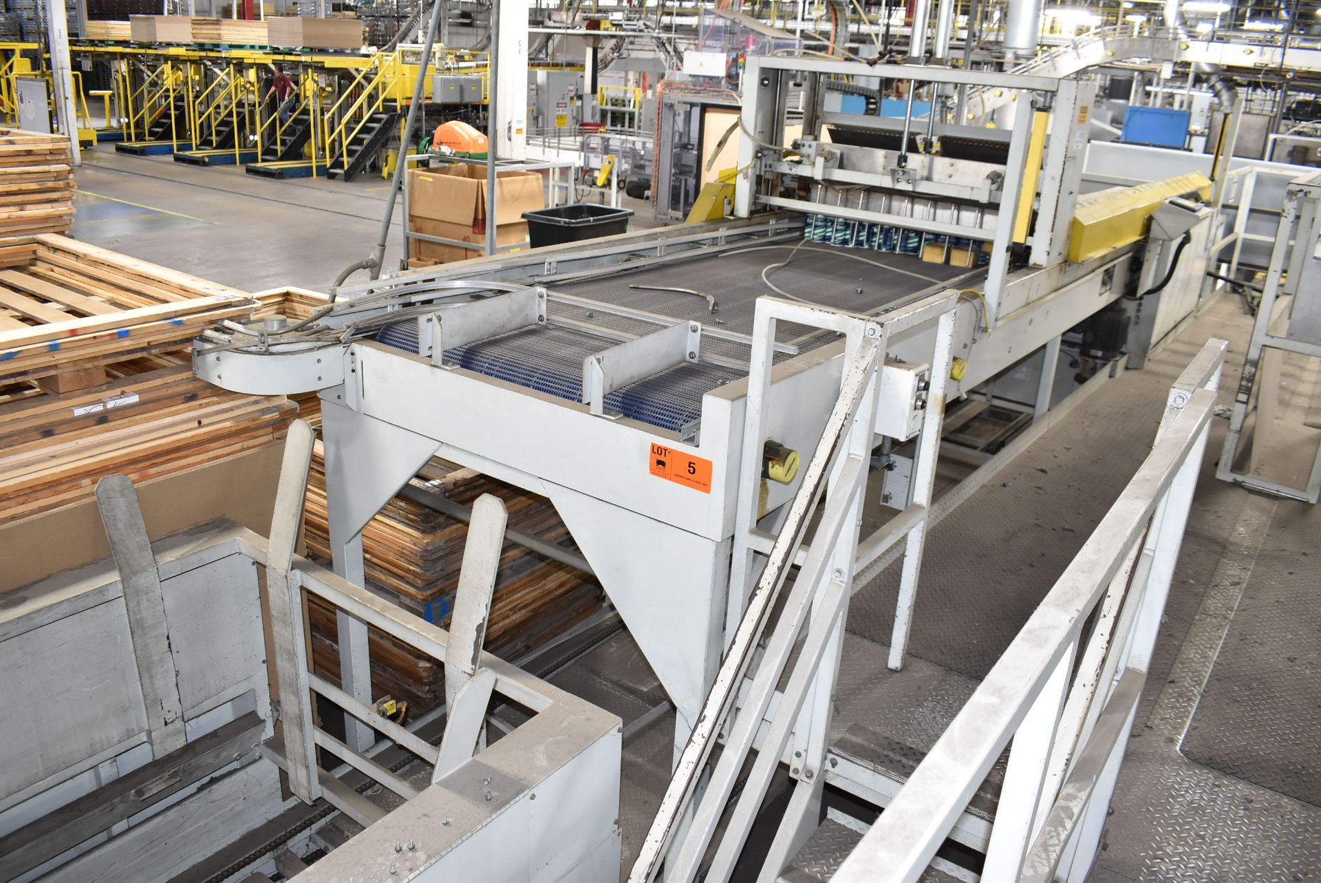 SARDEE INDUSTRIES 3500 PALLETIZER WITH ALLEN BRADLEY PANEL VIEW 600 TOUCH SCREEN CONTROL, BANNER - Image 6 of 27