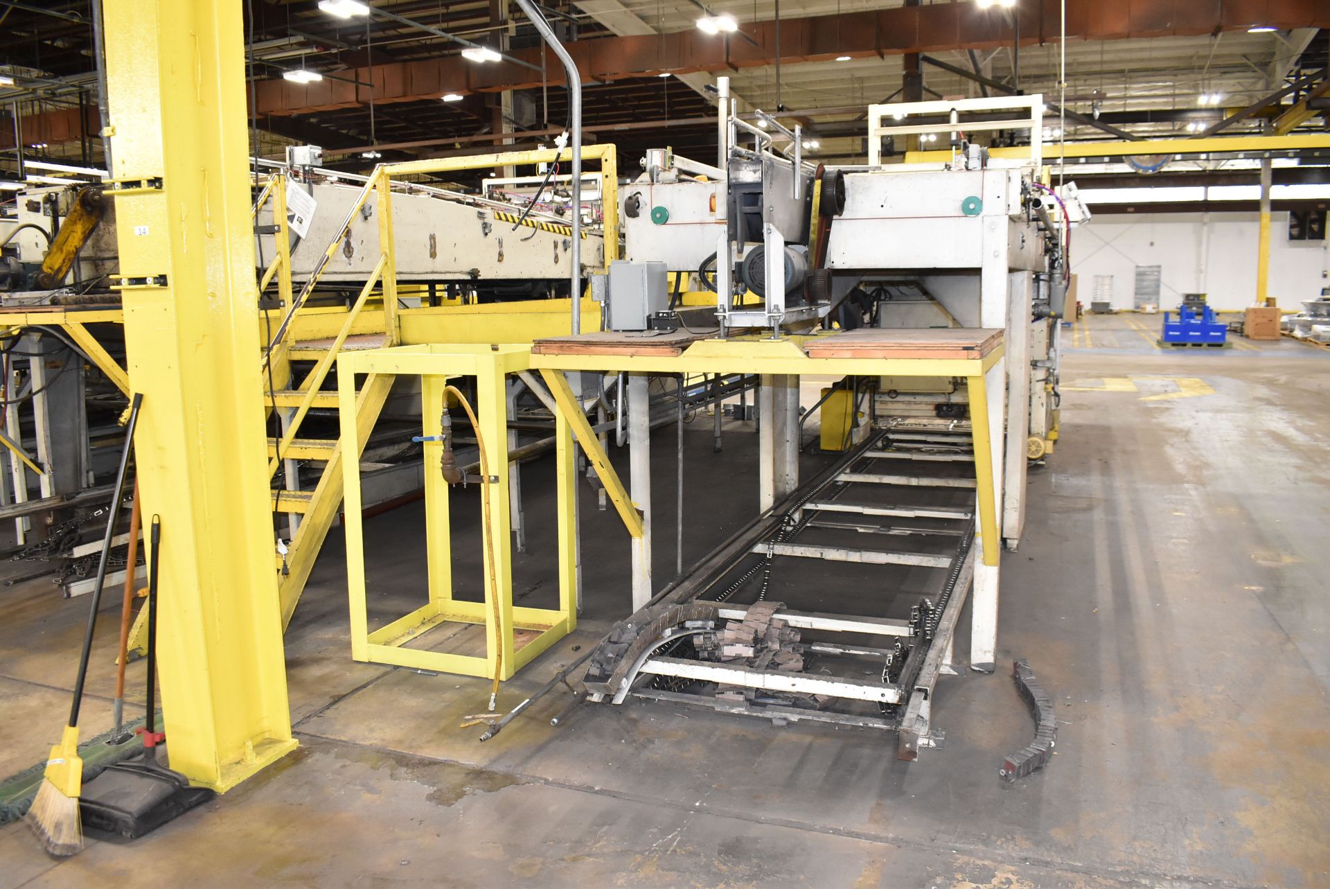 GOULDCO PALLITIZING SYSTEM WITH 48"X204" CAN LOADING BELT CONVEYOR, 48"X56" PNEUMATIC CAN SWEEP, - Image 8 of 26