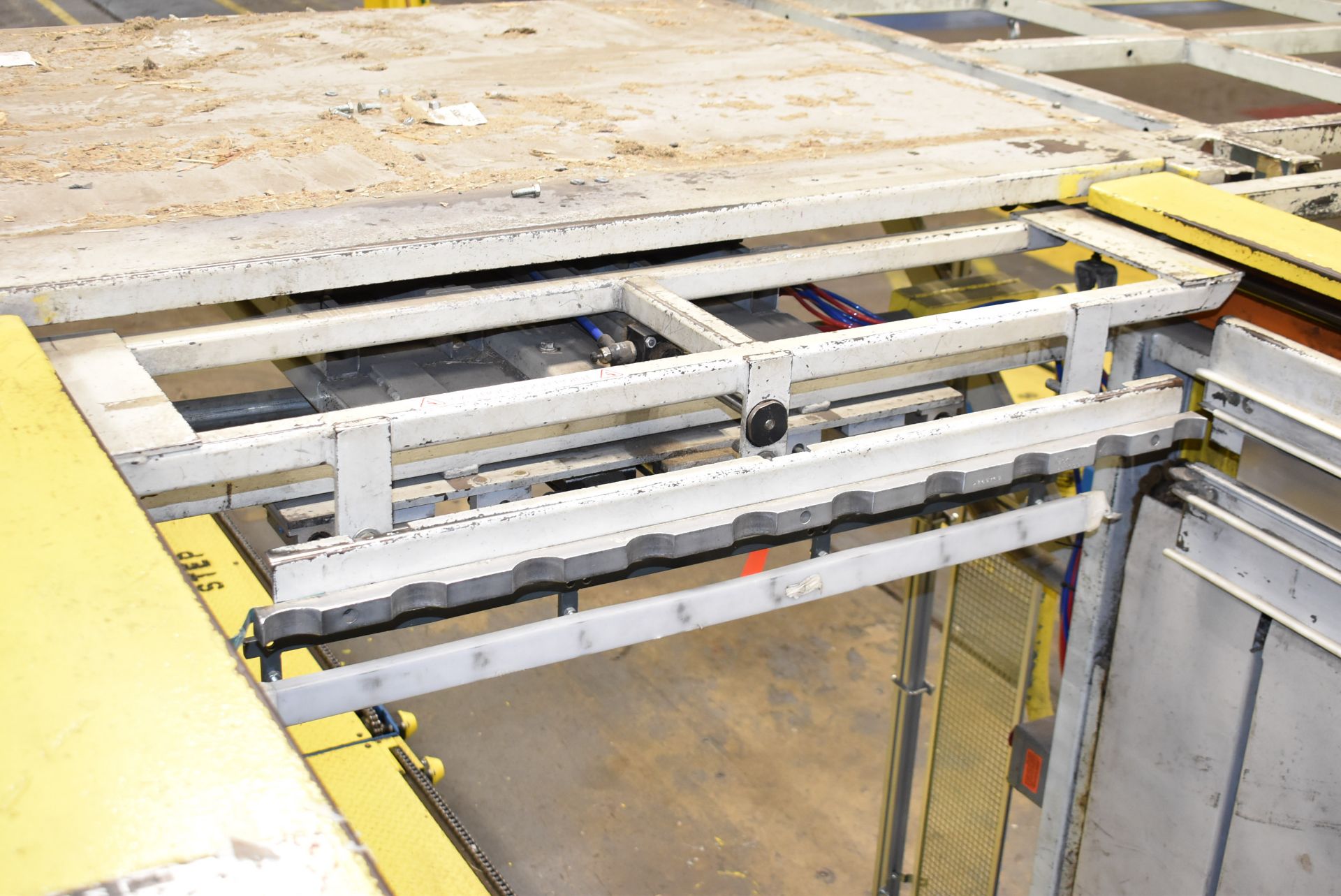 GOULDCO PALLITIZING SYSTEM WITH 48"X204" CAN LOADING BELT CONVEYOR, 48"X56" PNEUMATIC CAN SWEEP, - Image 12 of 24