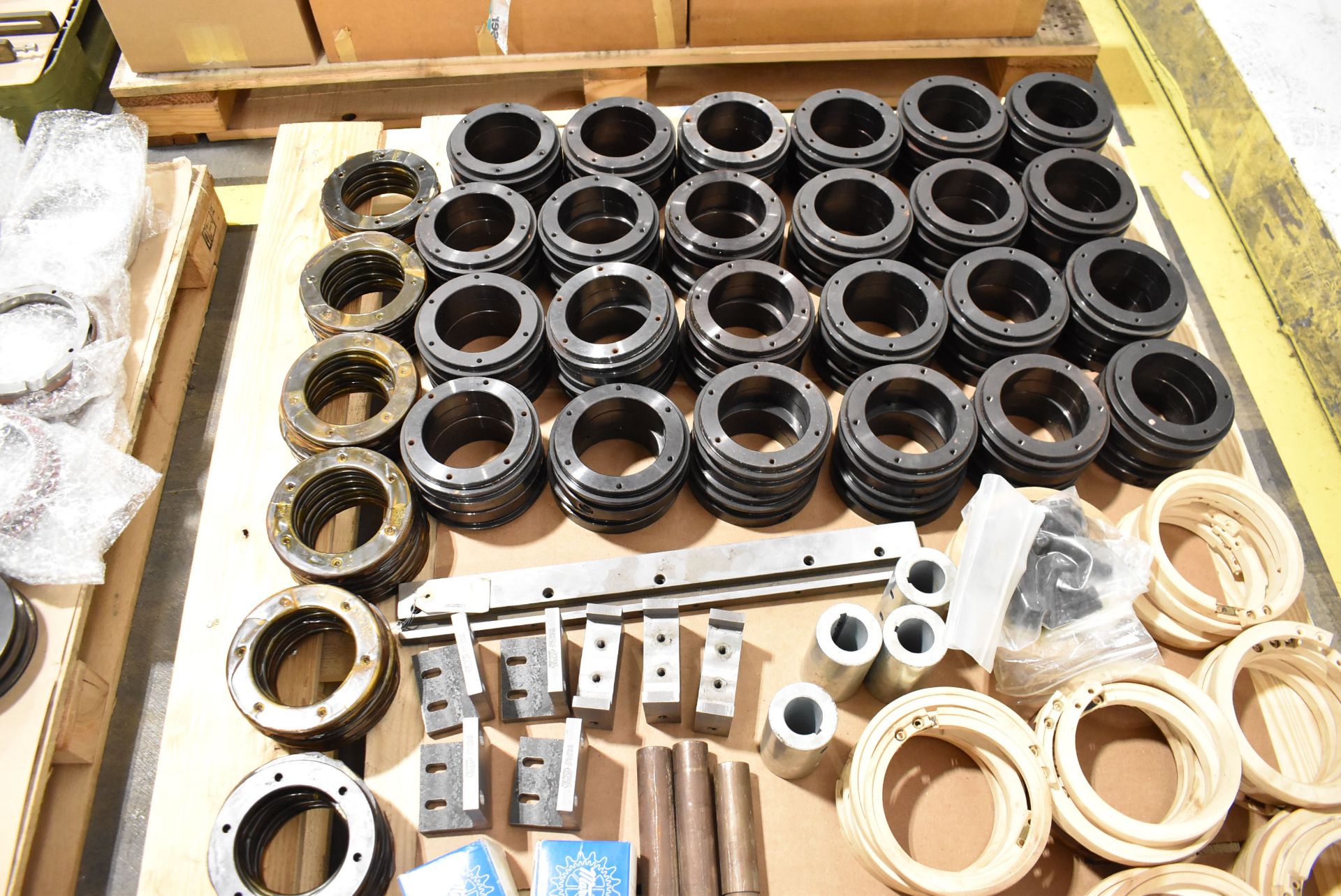 LOT/ CONTENTS OF PALLET SPARE PARTS - Image 4 of 4