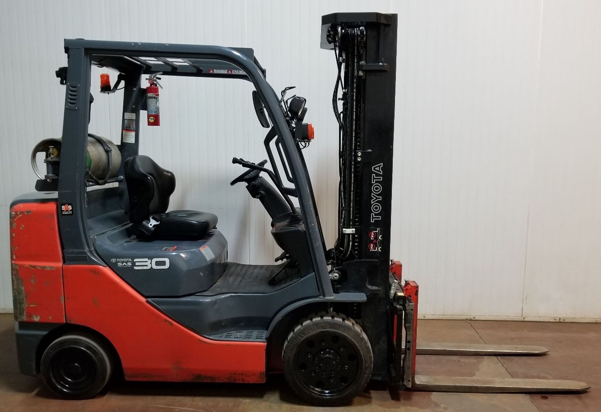 TOYOTA (2015) 8FGCU30 6,000 LB. CAPACITY LPG FORKLIFT WITH 187" MAX. LIFT HEIGHT, 3-STAGE MAST, SIDE