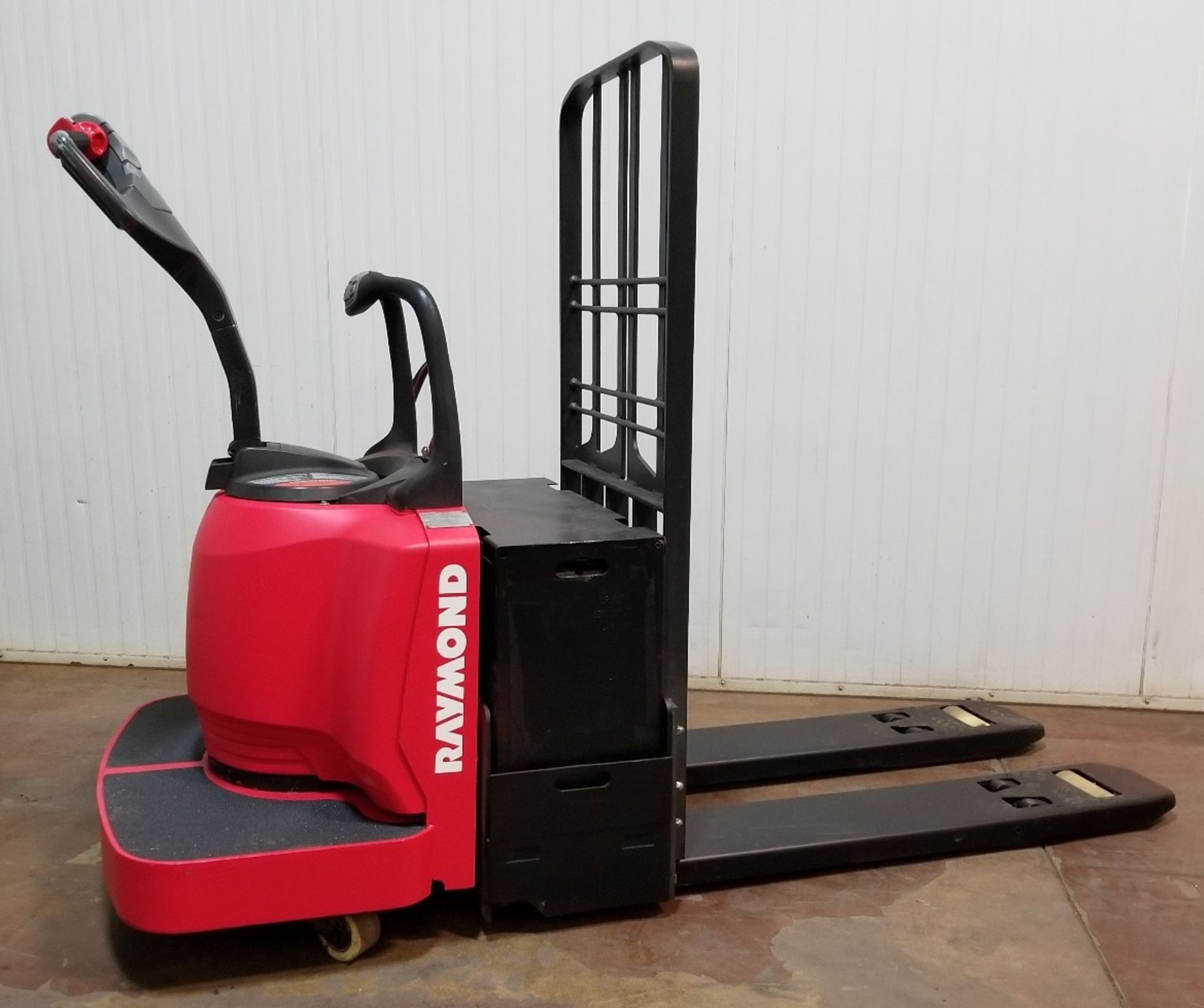RAYMOND (2006) 8400 FRE80L 6,000 LB. CAPACITY 24V RIDE-ON ELECTRIC PALLET TRUCK WITH 7,464 HOURS ( - Image 2 of 2