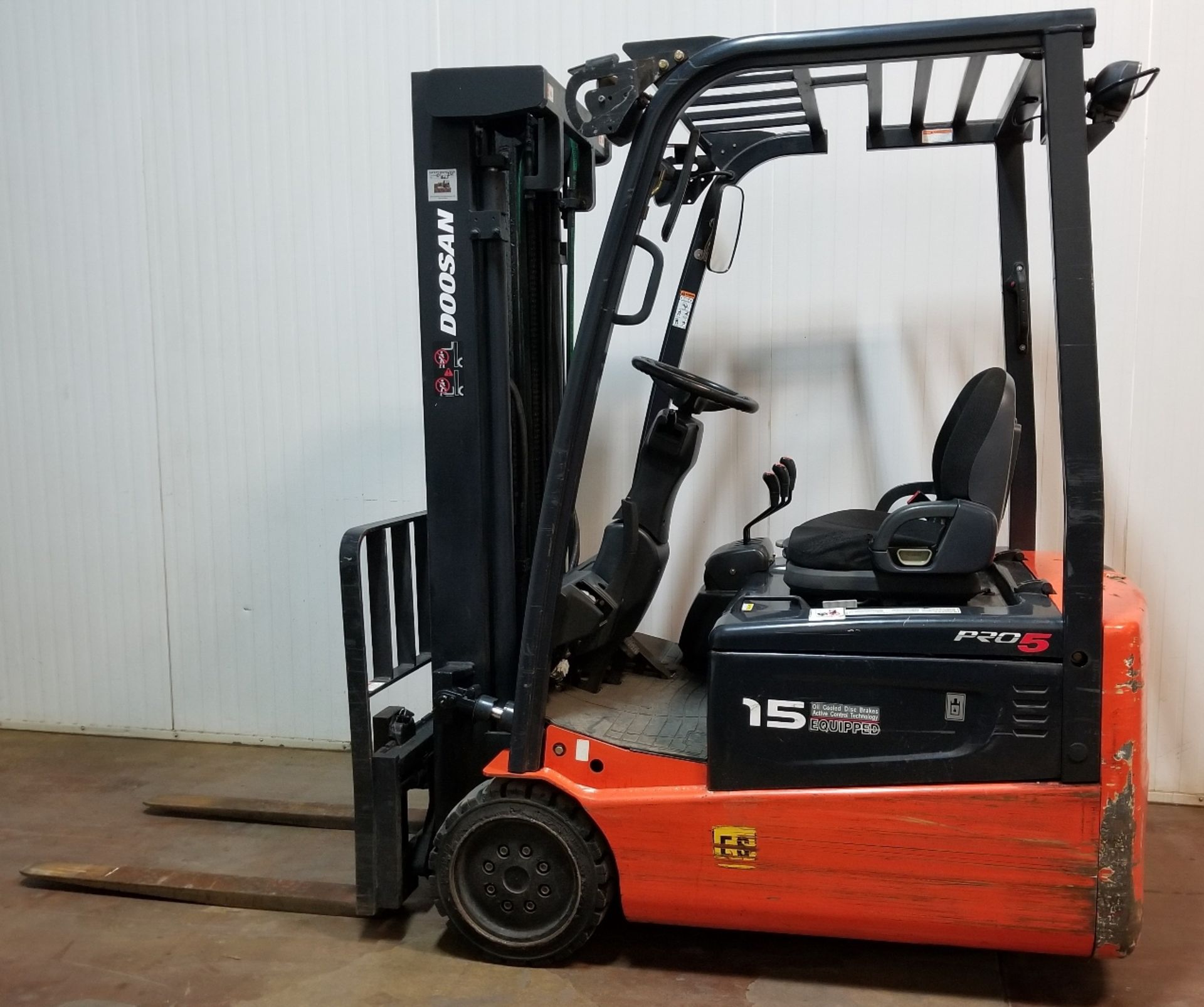 DOOSAN (2008) B15T-5 3,000 LB. CAPACITY 48V 3-WHEEL ELECTRIC FORKLIFT WITH 188" MAX. LIFT HEIGHT, - Image 2 of 2