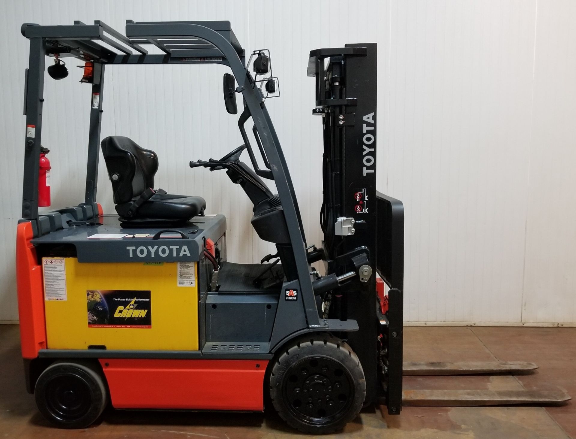 TOYOTA (2015) 8FBCU30 6,000 LB. 36V ELECTRIC FORKLIFT WITH 131" MAX. LIFT HEIGHT, SIDE SHIFT,