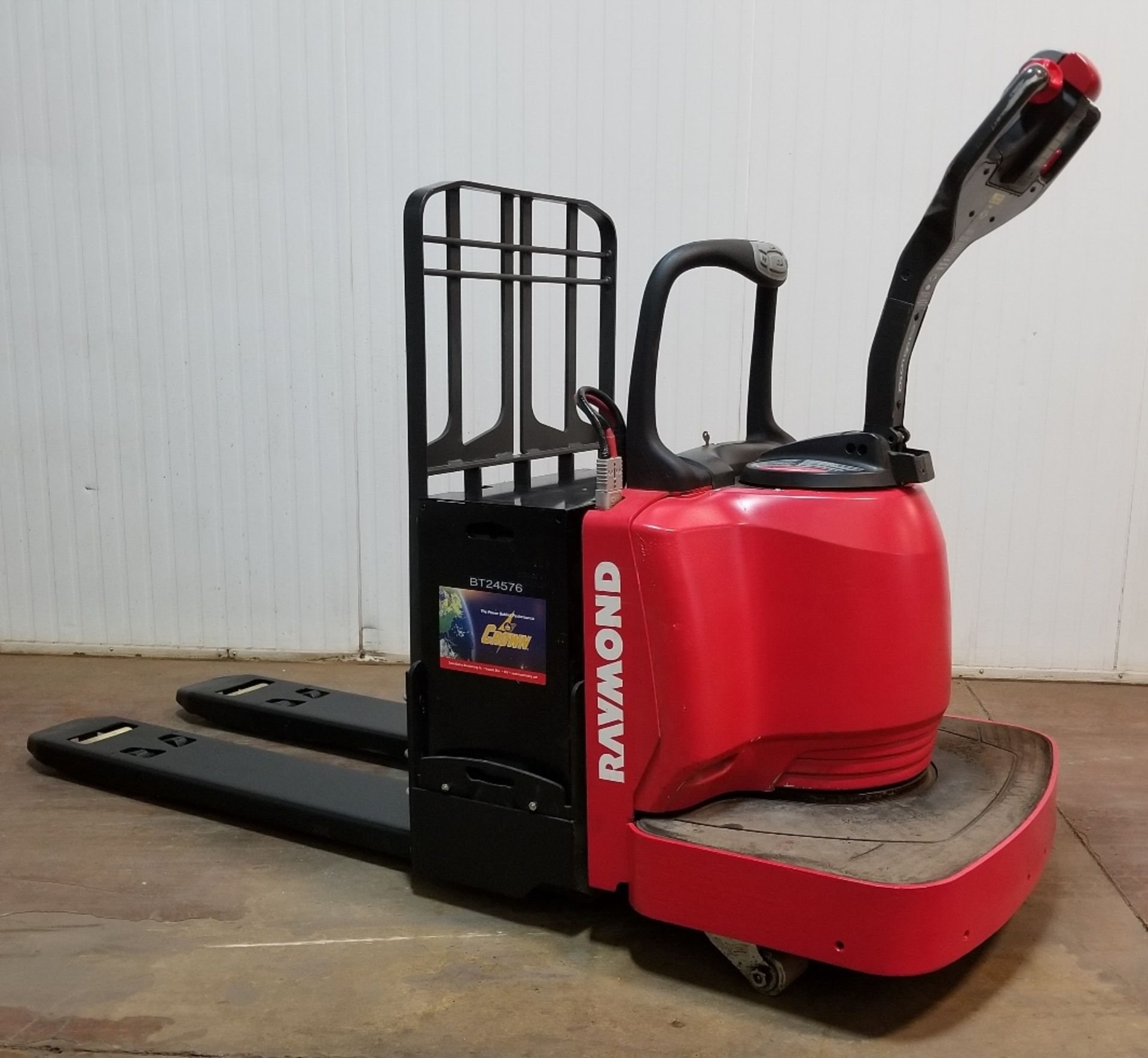RAYMOND (2005) 8400 FRE80L 6,000 LB. CAPACITY 24V RIDE-ON ELECTRIC PALLET TRUCK WITH 5,099 HOURS ( - Image 2 of 2