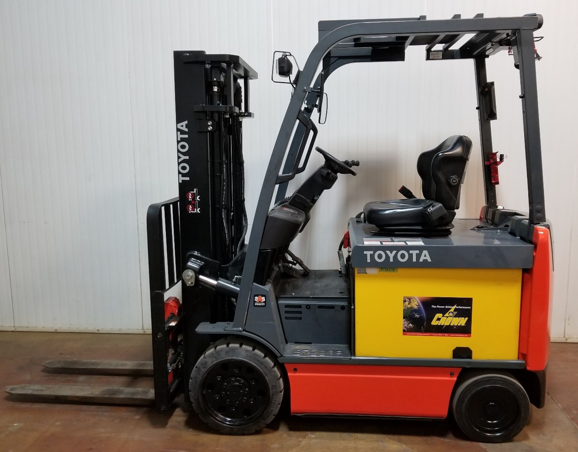 TOYOTA (2015) 8FBCU30 6,000 LB. 36V ELECTRIC FORKLIFT WITH 131" MAX. LIFT HEIGHT, SIDE SHIFT, - Image 2 of 3