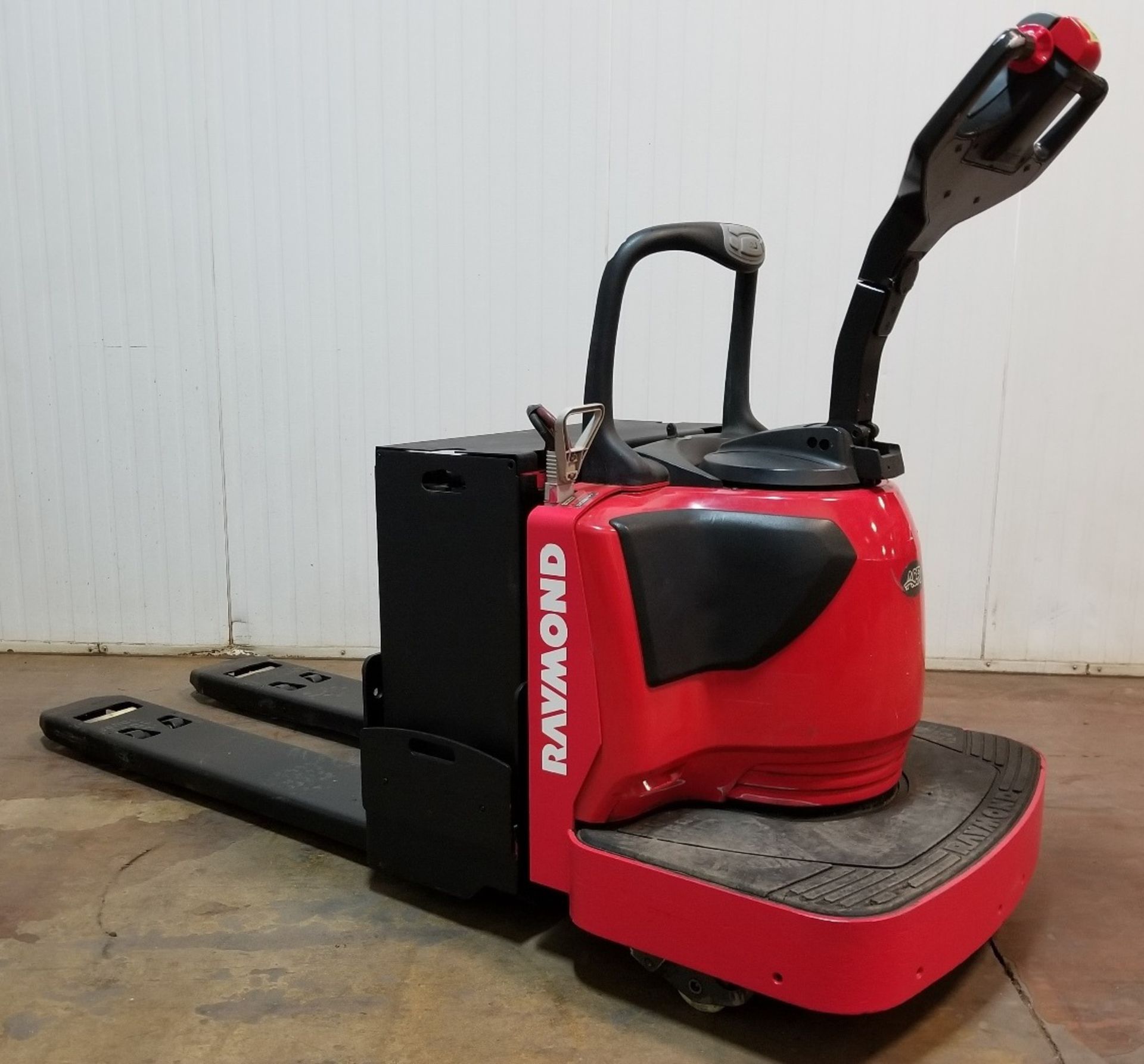 RAYMOND (2016) 8410 6,000 LB. CAPACITY 24V RIDE-ON ELECTRIC PALLET TRUCK WITH 7,596 HOURS (