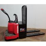 RAYMOND (2008) 8400 FRE80L 6,000 LB. CAPACITY 24V RIDE-ON ELECTRIC PALLET TRUCK WITH 6,724 HOURS (