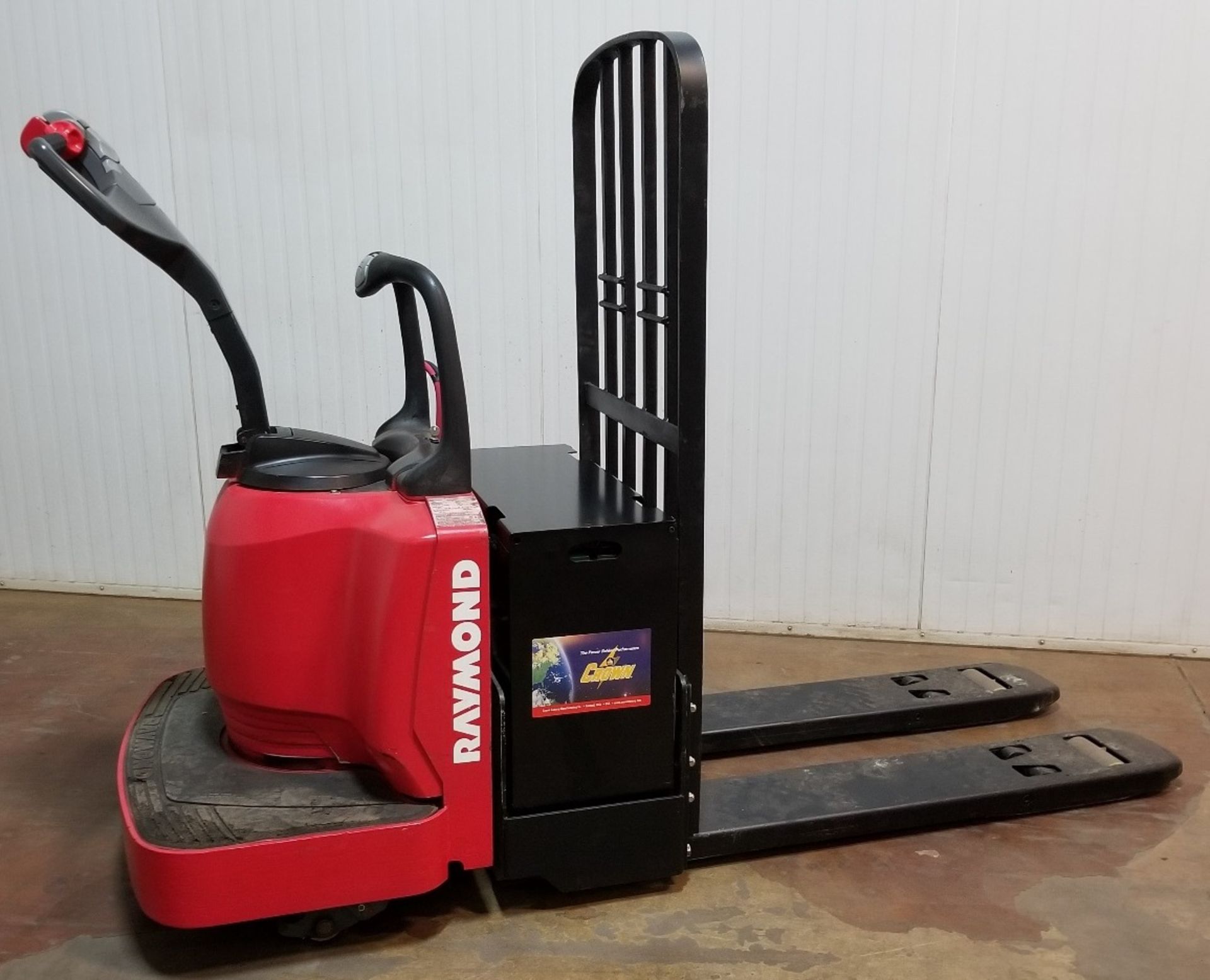 RAYMOND (2008) 8400 FRE80L 6,000 LB. CAPACITY 24V RIDE-ON ELECTRIC PALLET TRUCK WITH 6,724 HOURS (