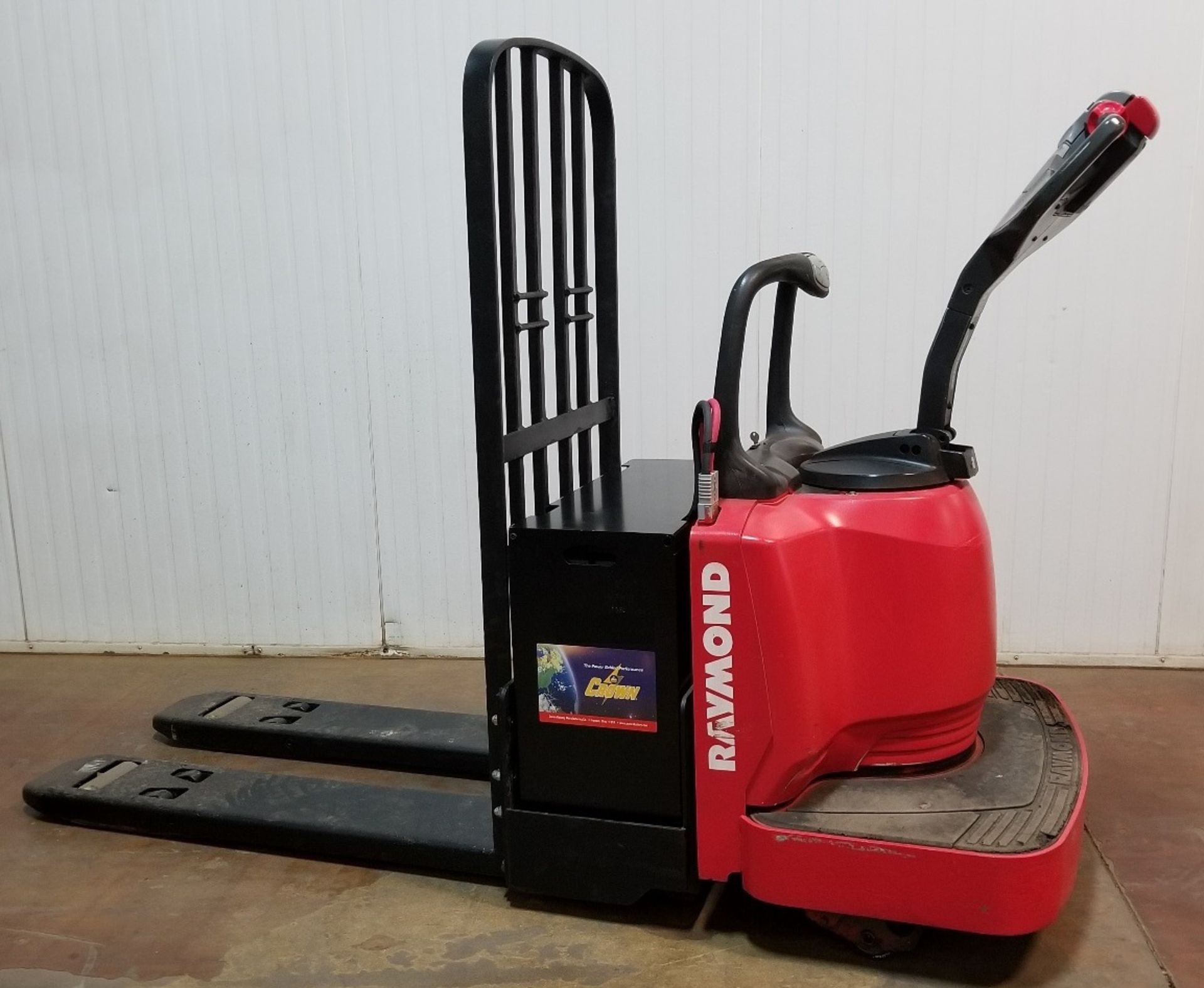 RAYMOND (2008) 8400 FRE80L 6,000 LB. CAPACITY 24V RIDE-ON ELECTRIC PALLET TRUCK WITH 6,724 HOURS ( - Image 2 of 2