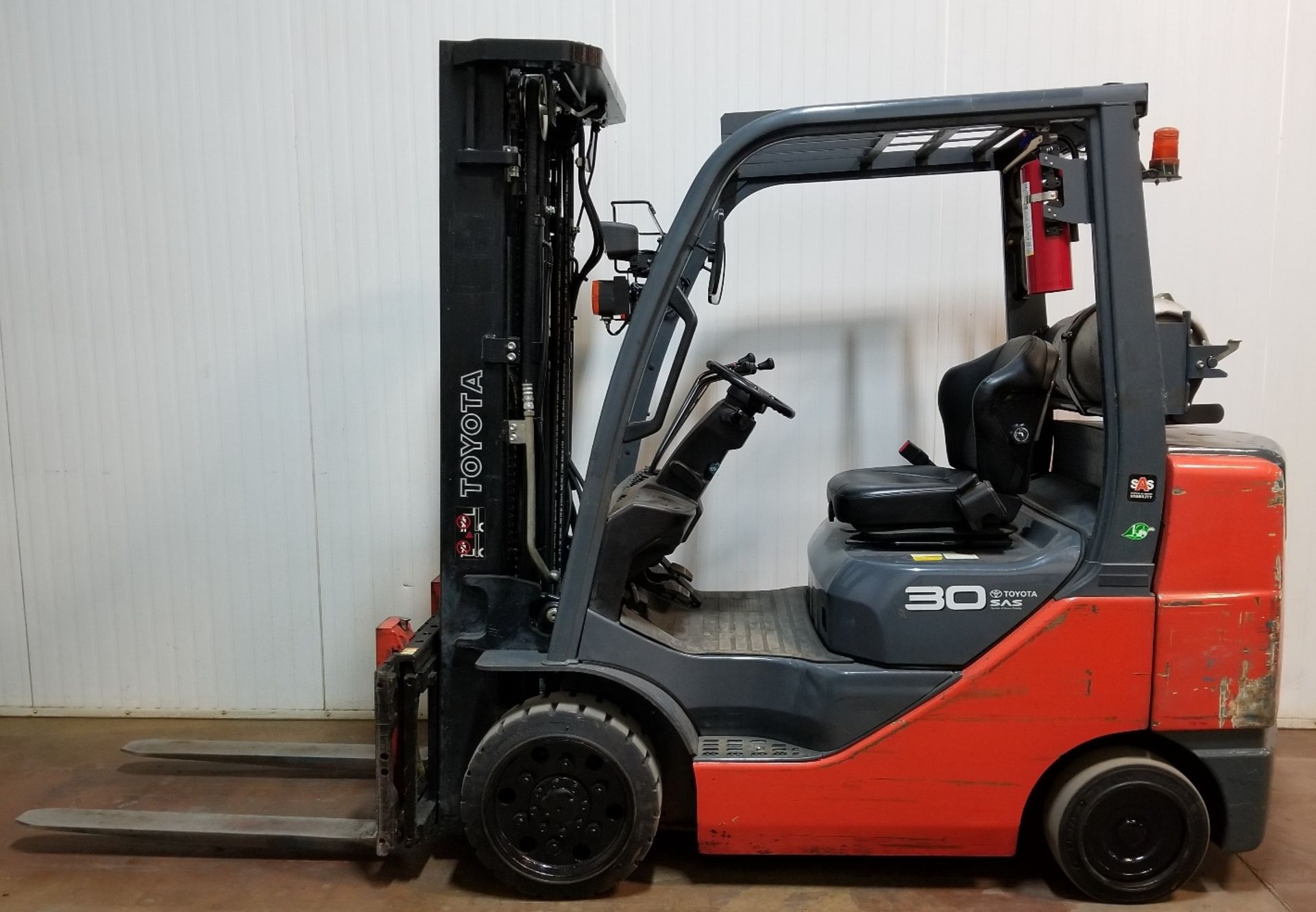 TOYOTA (2015) 8FGCU30 6,000 LB. CAPACITY LPG FORKLIFT WITH 187" MAX. LIFT HEIGHT, 3-STAGE MAST, SIDE - Image 2 of 2