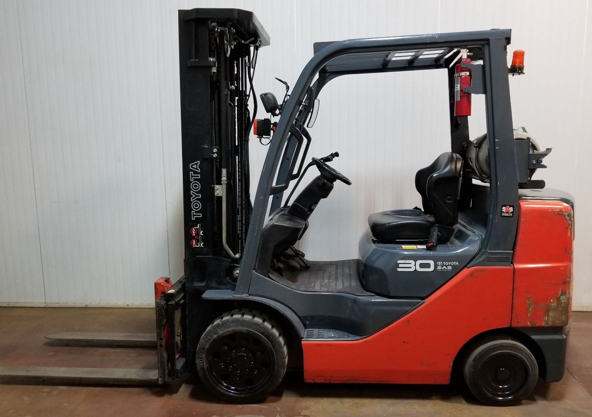 TOYOTA (2015) 8FGCU30 6,000 LB. CAPACITY LPG FORKLIFT WITH 187" MAX. LIFT HEIGHT, 3-STAGE MAST, SIDE - Image 2 of 4