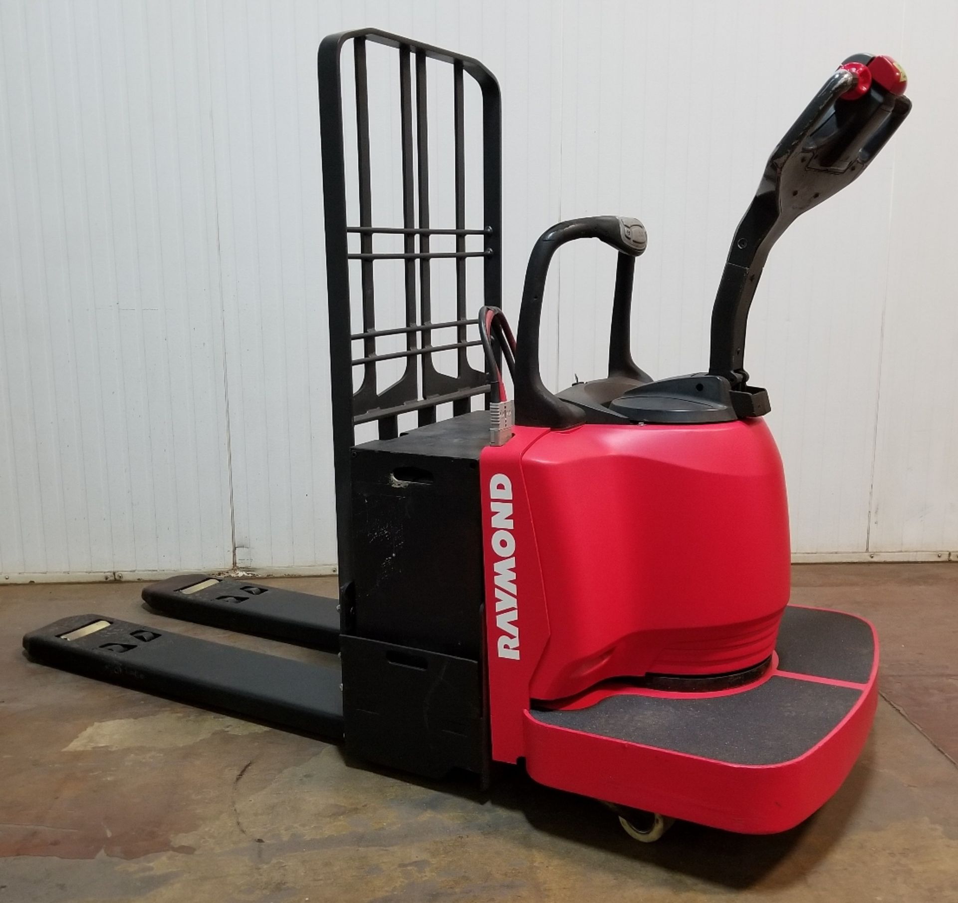 RAYMOND (2006) 8400 FRE80L 6,000 LB. CAPACITY 24V RIDE-ON ELECTRIC PALLET TRUCK WITH 7,464 HOURS (