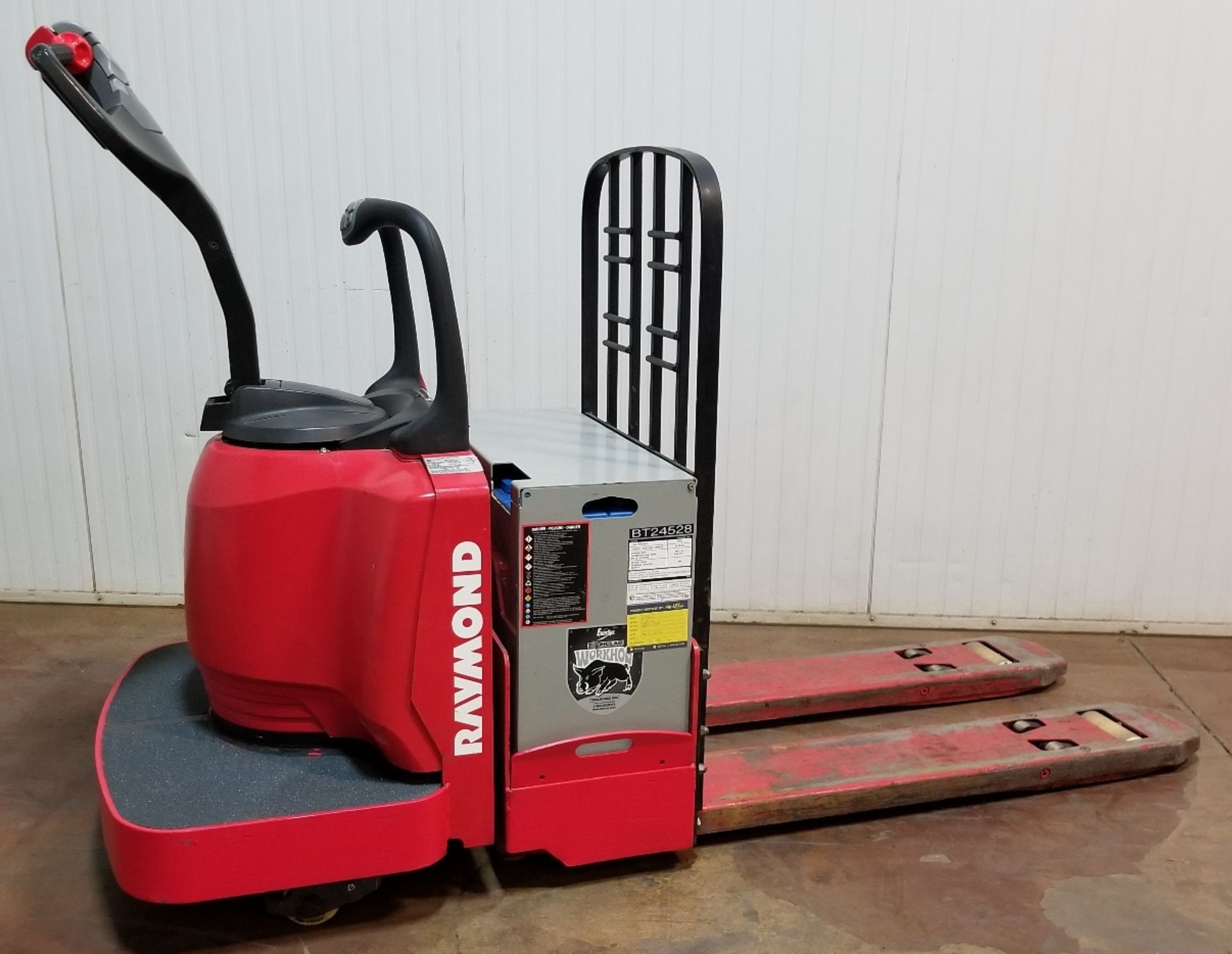 RAYMOND (2009) 8400 6,000 LB. CAPACITY 24V RIDE-ON ELECTRIC PALLET TRUCK WITH 8,146 HOURS (