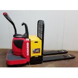 RAYMOND (2012) 8410 FRE60L 6,000 LB. CAPACITY 24V RIDE-ON ELECTRIC PALLET TRUCK WITH 3,150 HOURS (
