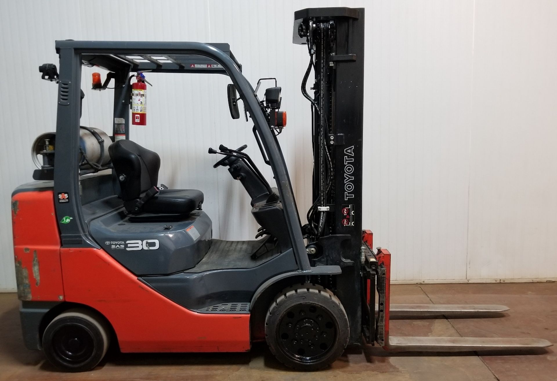 TOYOTA (2015) 8FGCU30 6,000 LB. CAPACITY LPG FORKLIFT WITH 187" MAX. LIFT HEIGHT, 3-STAGE MAST, SIDE