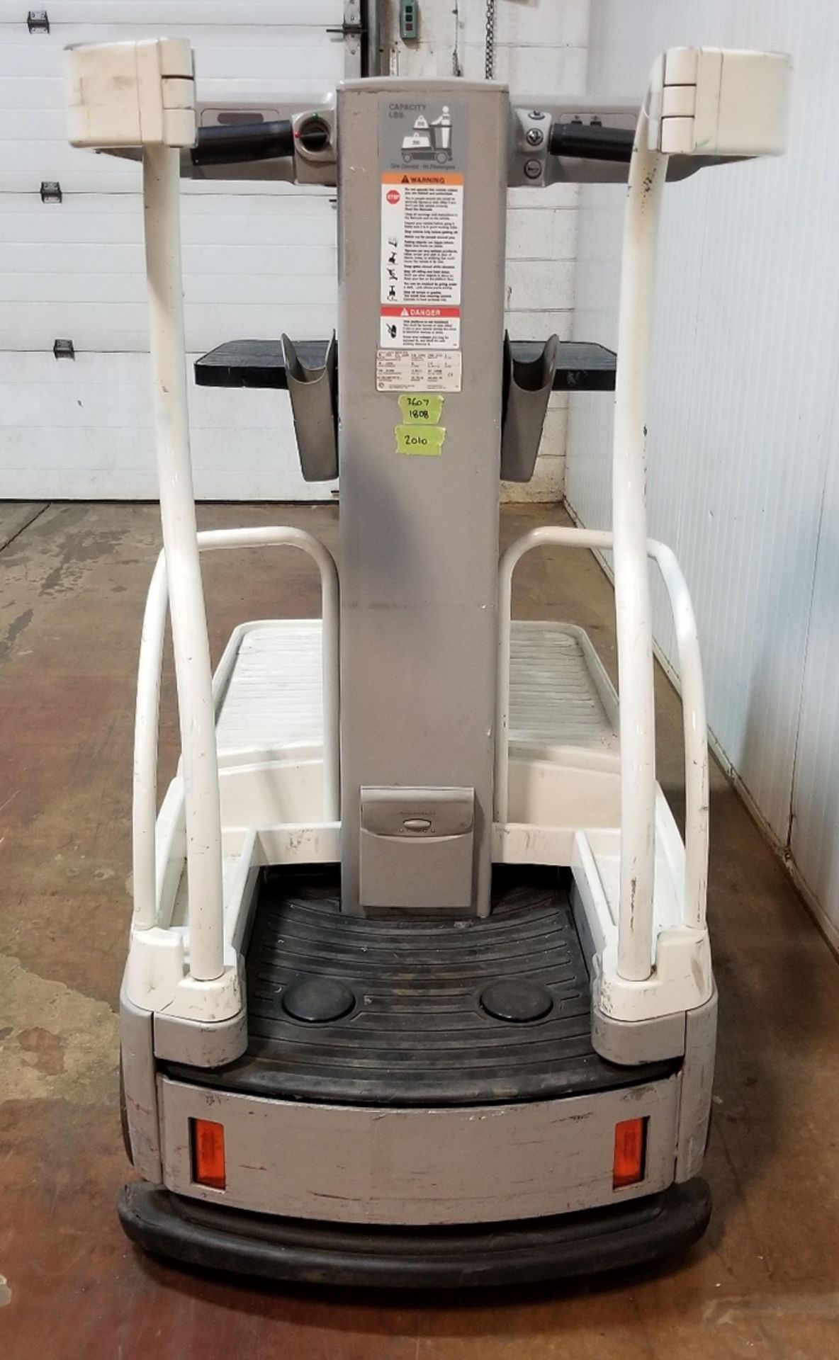 CROWN (2010) WAV50-118 450 LB. CAPACITY 24V ELECTRIC ORDER PICKER WITH 118" MAX. LIFT HEIGHT, 120V - Image 4 of 4