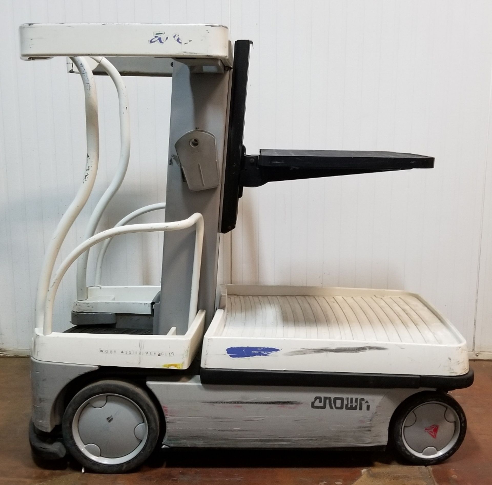 CROWN (2010) WAV50-118 450 LB. CAPACITY 24V ELECTRIC ORDER PICKER WITH 118" MAX. LIFT HEIGHT, 120V - Image 2 of 4