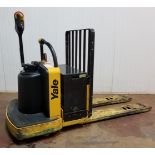 YALE (2009) MPE060L 6,000 LB. CAPACITY 24V ELECTRIC WALK-BEHIND PALLET TRUCK WITH 8,975 HOURS (
