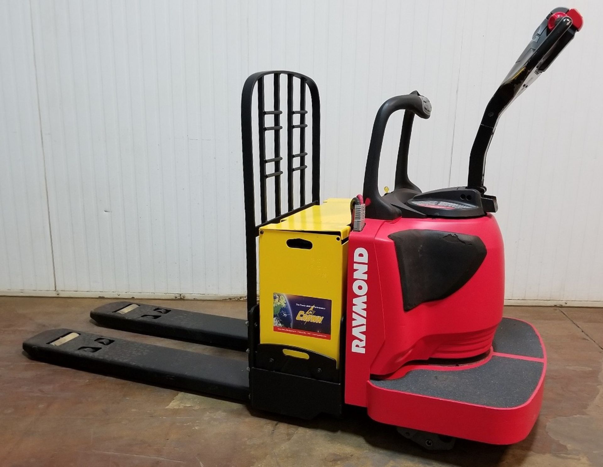 RAYMOND (2012) 8410 FRE60L 6,000 LB. CAPACITY 24V RIDE-ON ELECTRIC PALLET TRUCK WITH 3,150 HOURS ( - Image 2 of 2