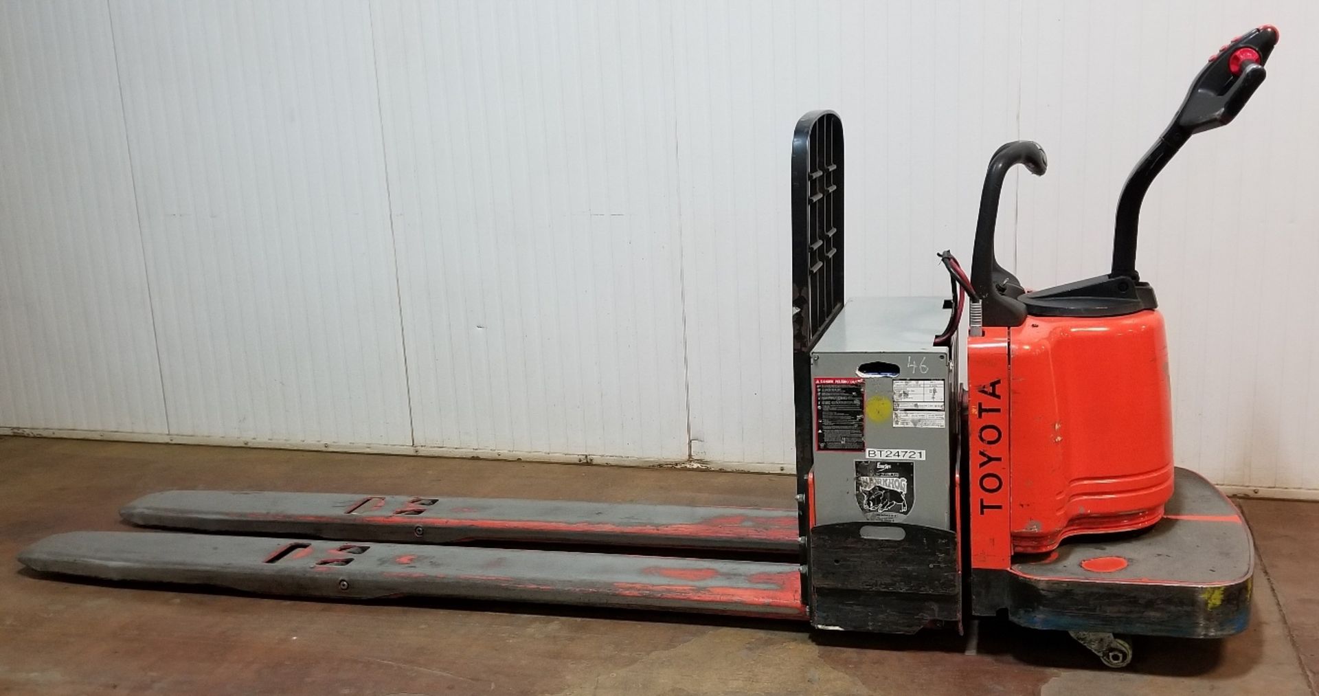 TOYOTA (2011) 7HBE30 6,000 LB. CAPACITY 24V RIDE-ON ELECTRIC PALLET TRUCK WITH 6,620 HOURS (RECORDED