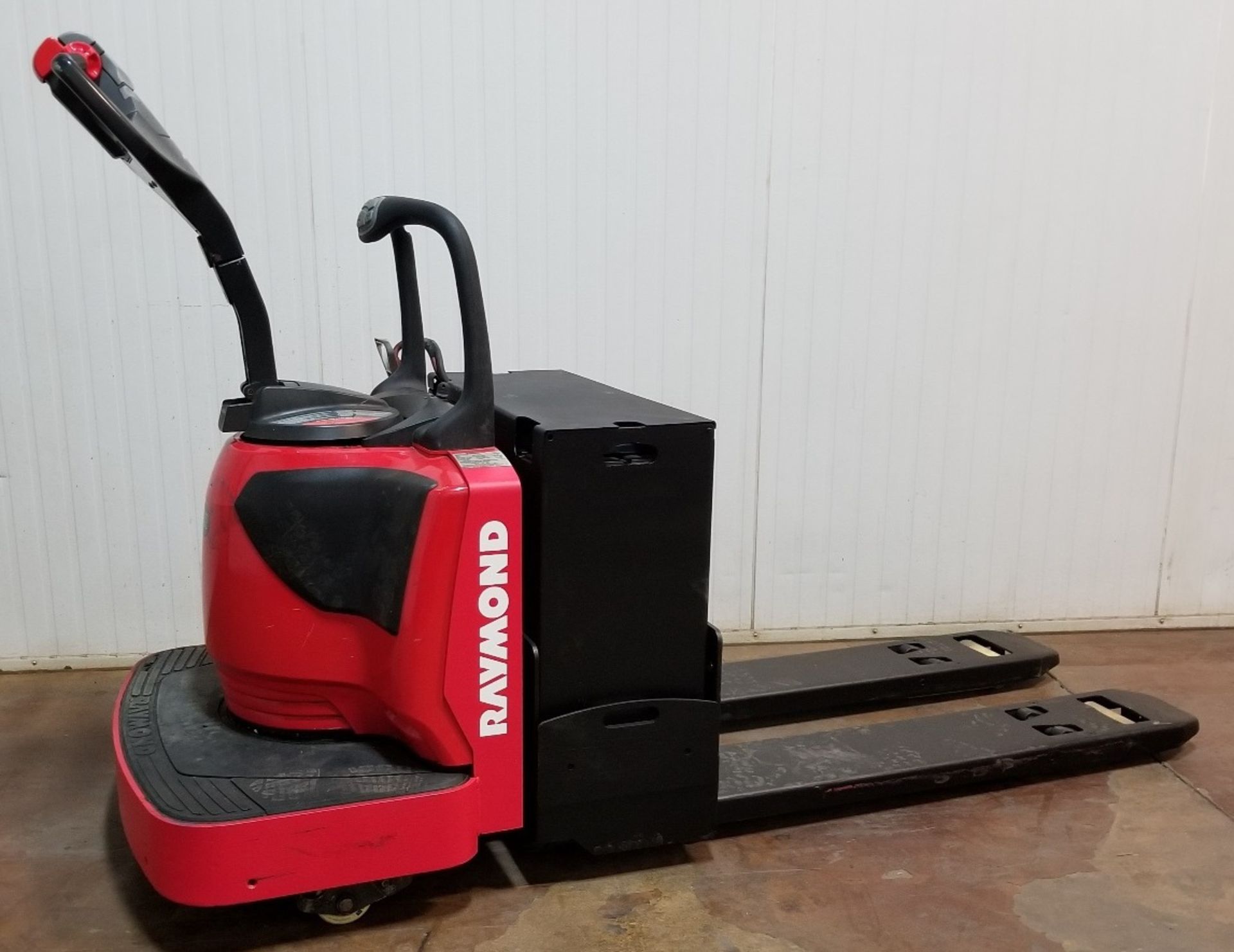RAYMOND (2016) 8410 6,000 LB. CAPACITY 24V RIDE-ON ELECTRIC PALLET TRUCK WITH 7,596 HOURS ( - Image 2 of 2